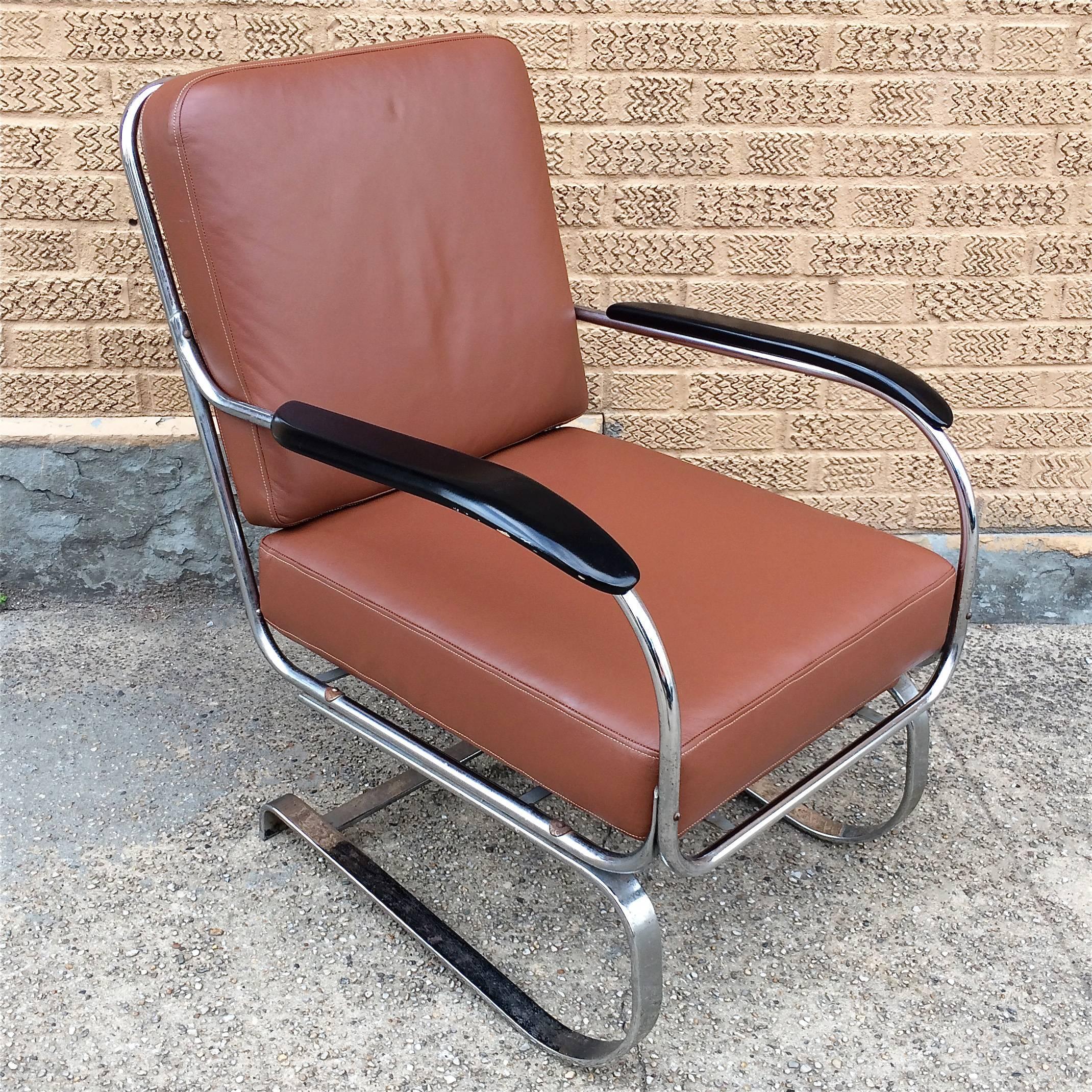 1940s, Machine Age, lounge chair by KEM Weber for Lloyd with cantilever, tubular chrome frame with wood lacquered armrests and newly upholstered leather cushions.