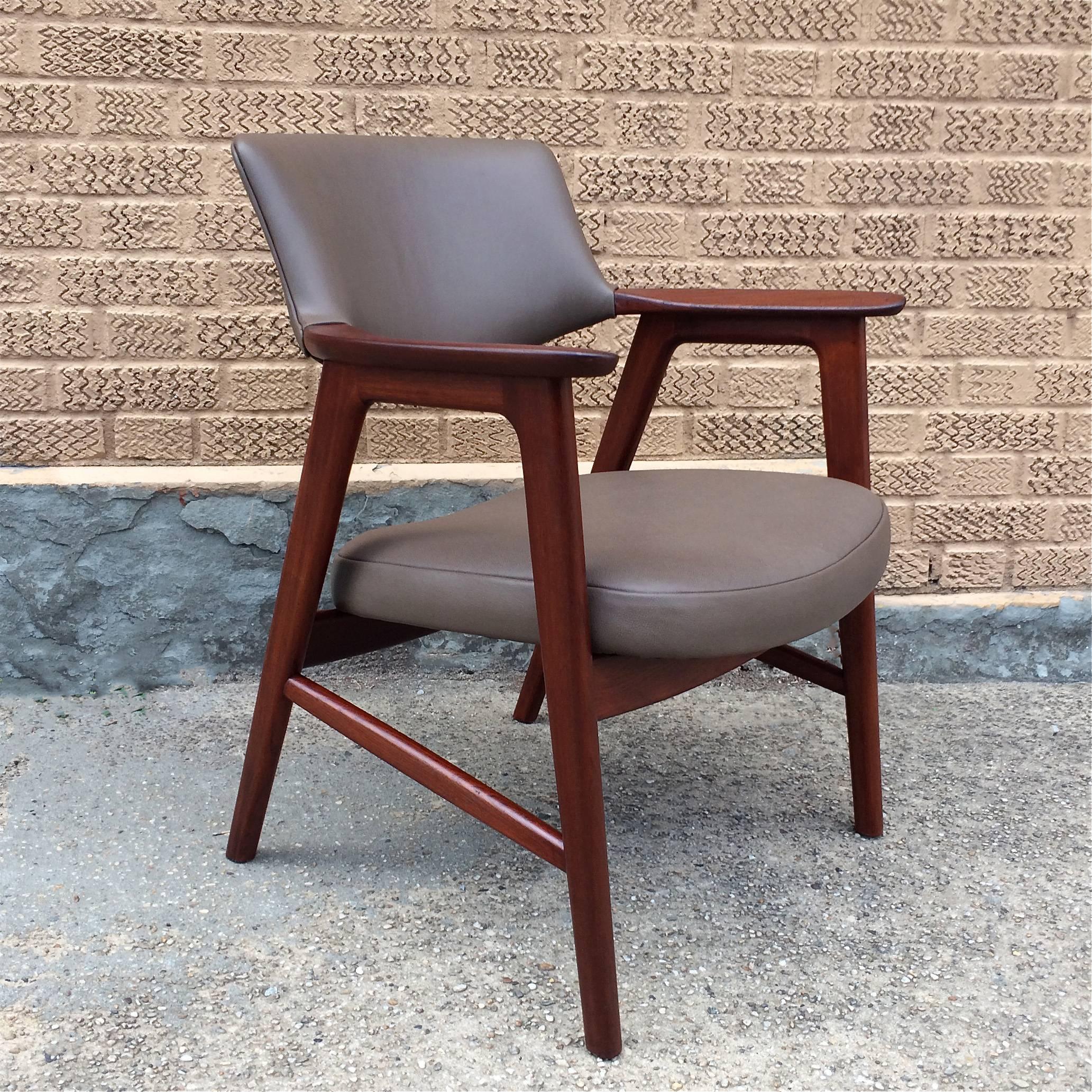 Mid-Century Modern Midcentury His and Hers Walnut Leather Armchairs by Gunlocke For Sale