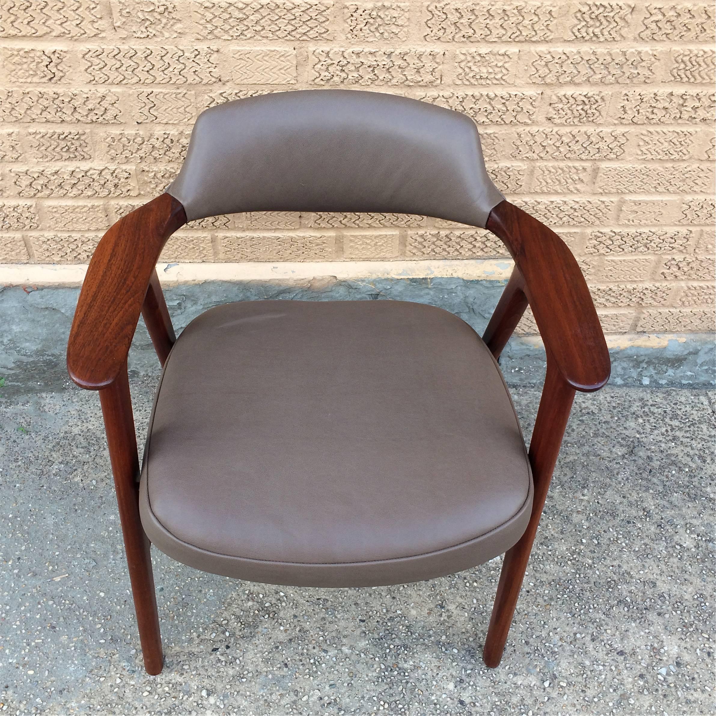 Mid-20th Century Midcentury His and Hers Walnut Leather Armchairs by Gunlocke For Sale