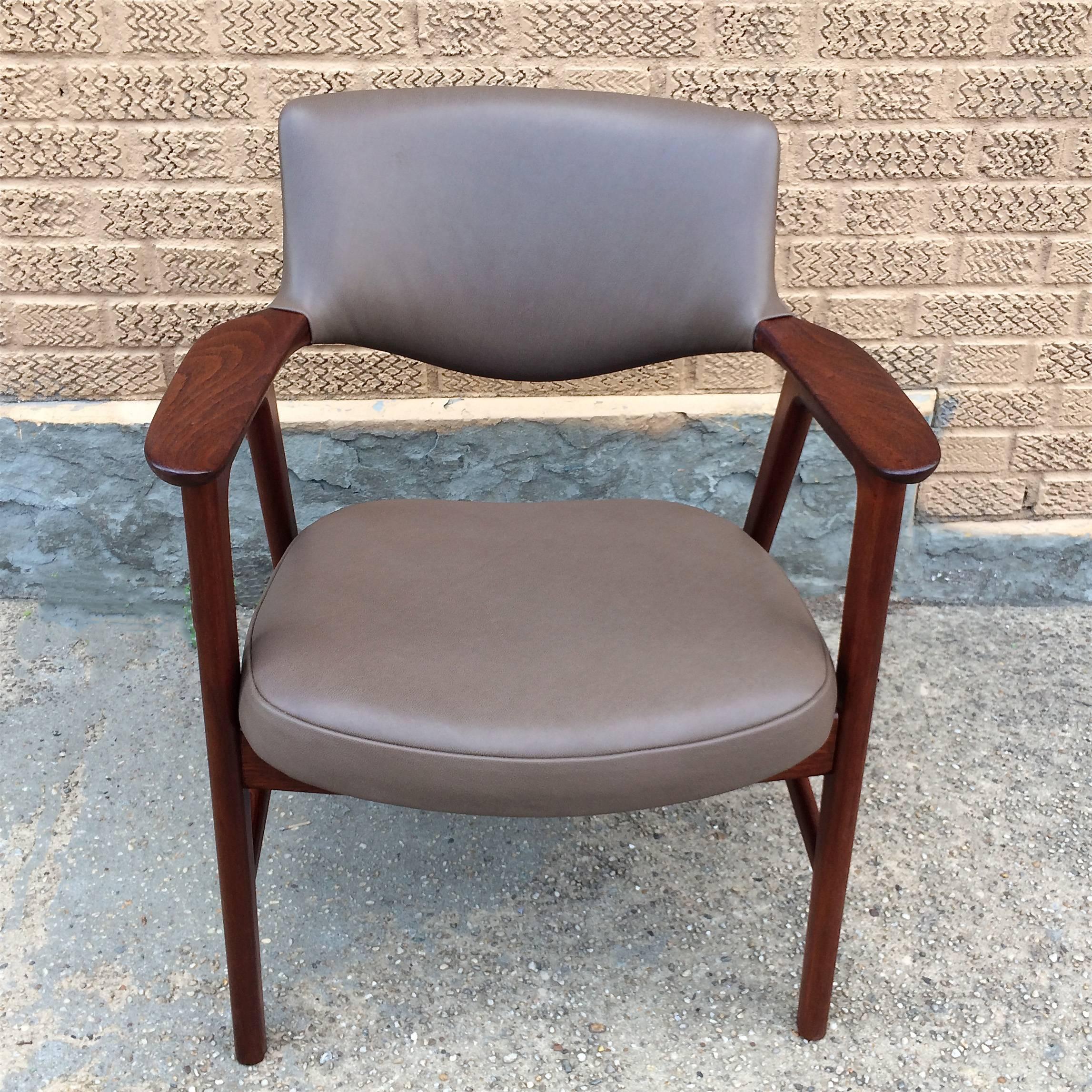 Midcentury His and Hers Walnut Leather Armchairs by Gunlocke In Good Condition For Sale In Brooklyn, NY