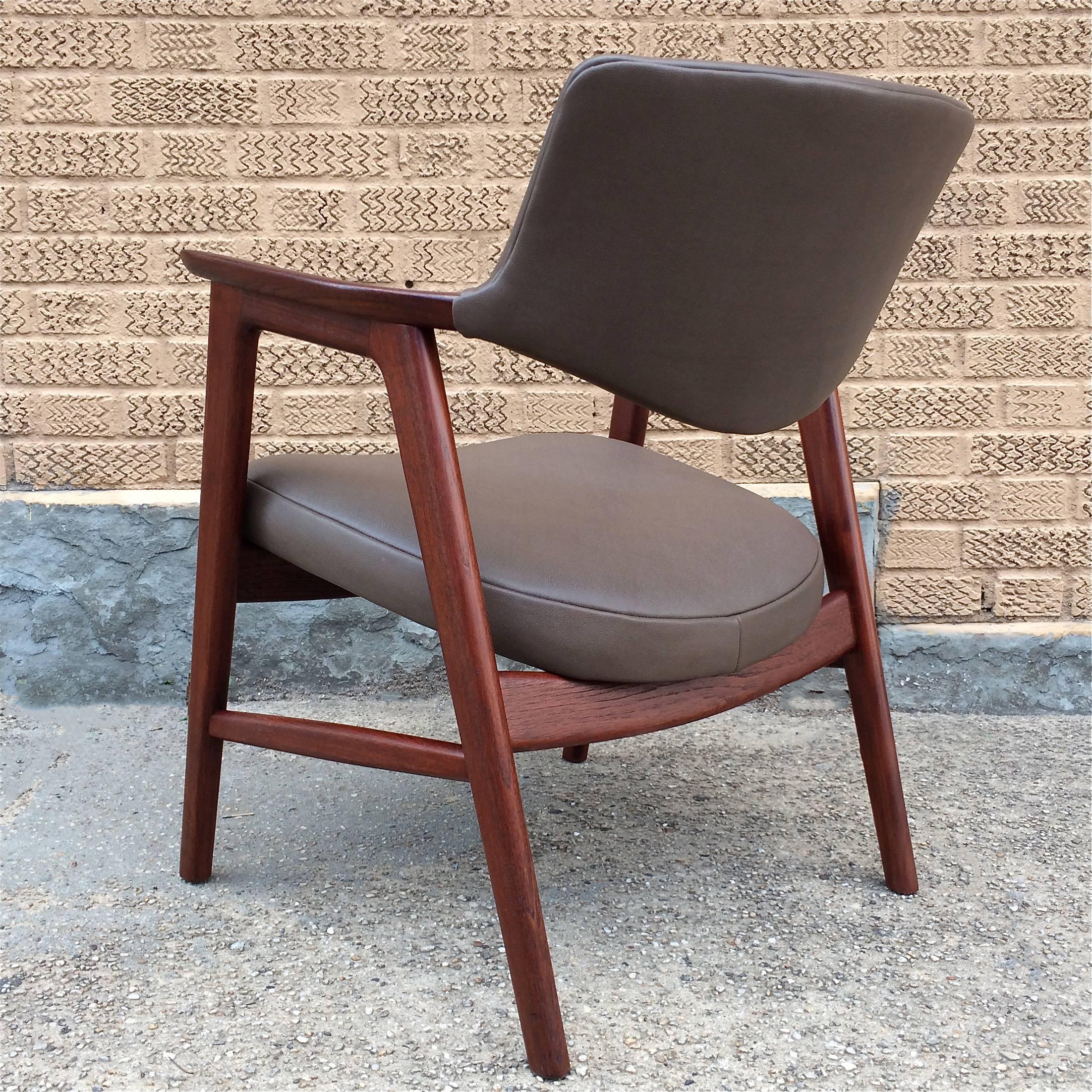 Midcentury His and Hers Walnut Leather Armchairs by Gunlocke For Sale 1