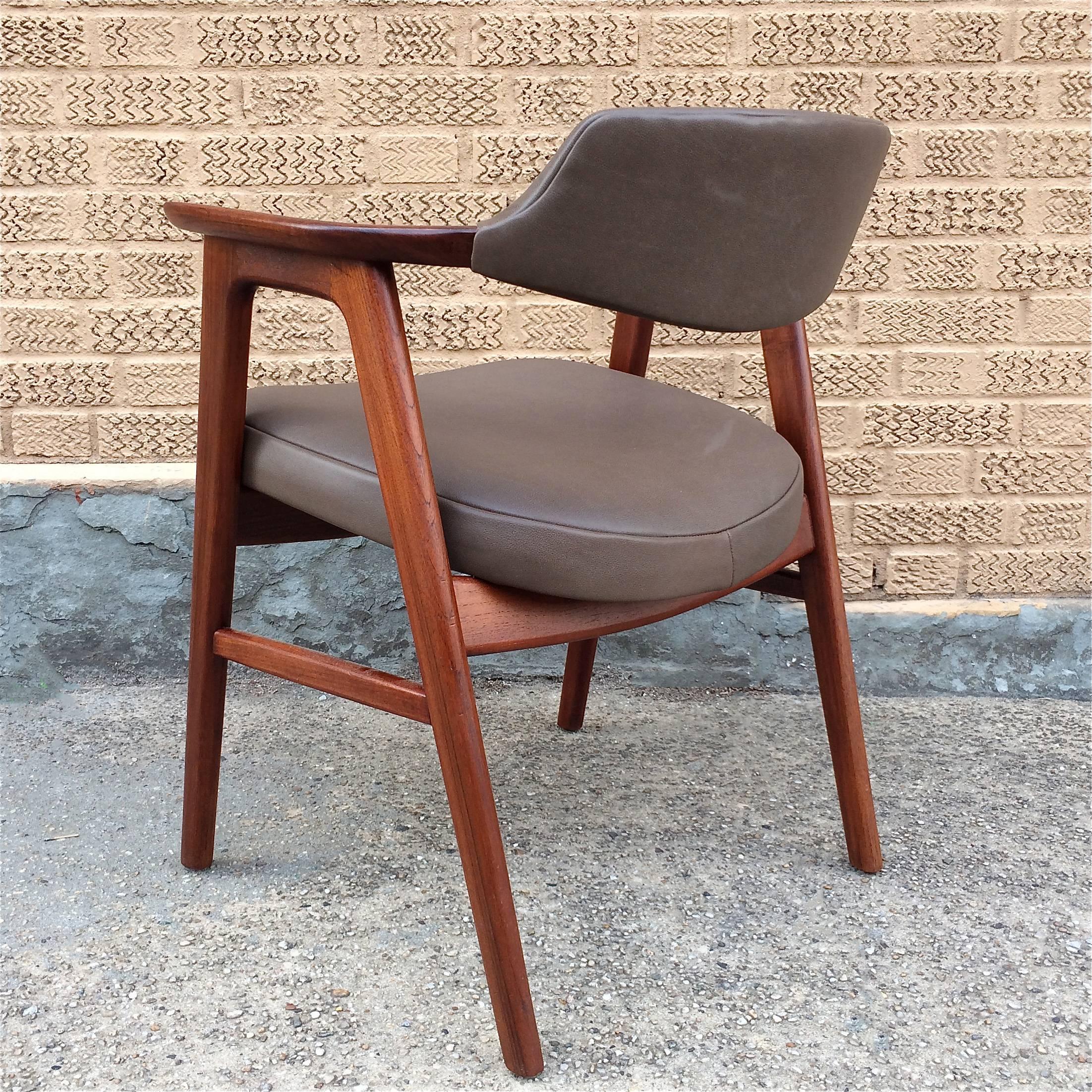 Midcentury His and Hers Walnut Leather Armchairs by Gunlocke For Sale 2