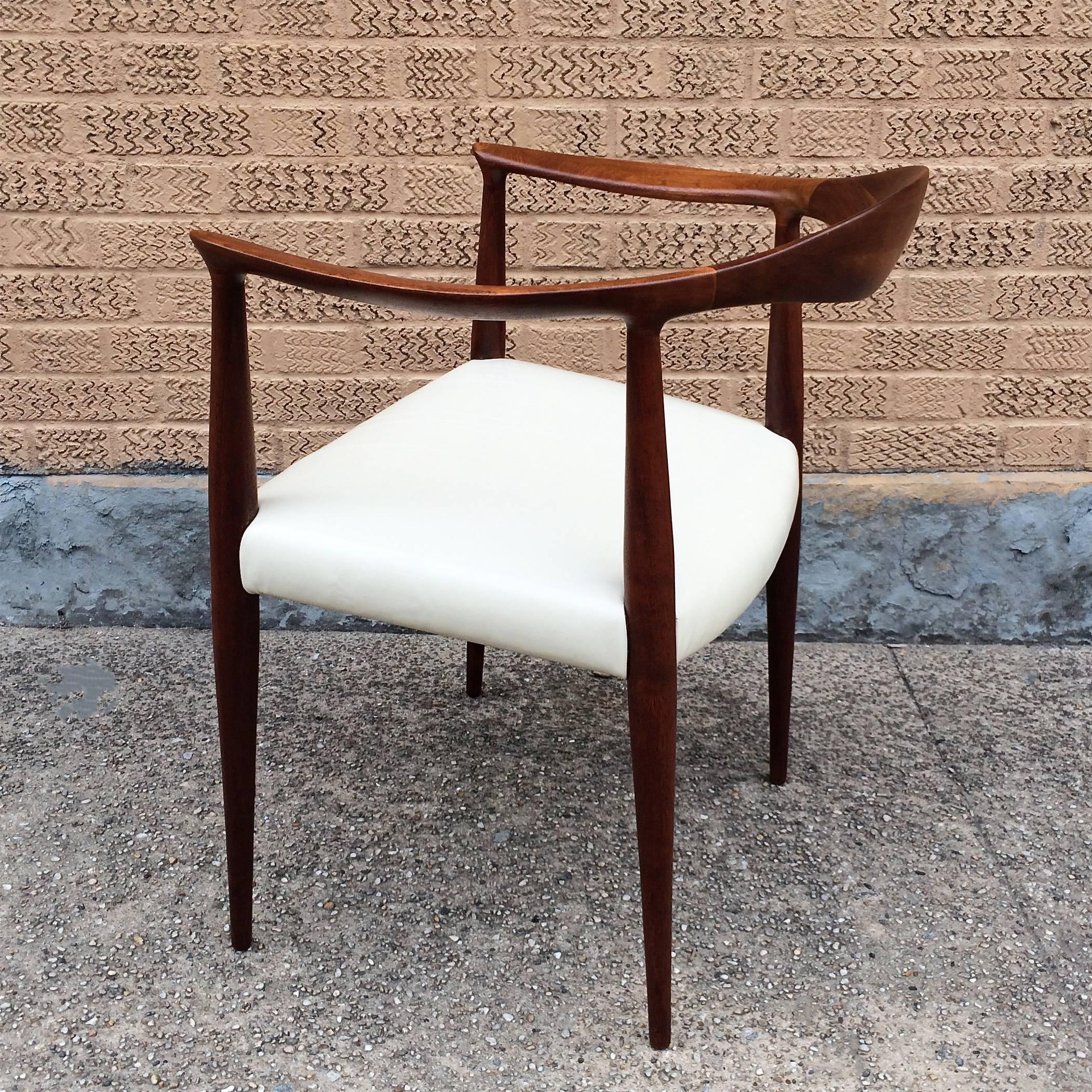 Mid-Century Modern Walnut and Leather Armchair In Excellent Condition In Brooklyn, NY