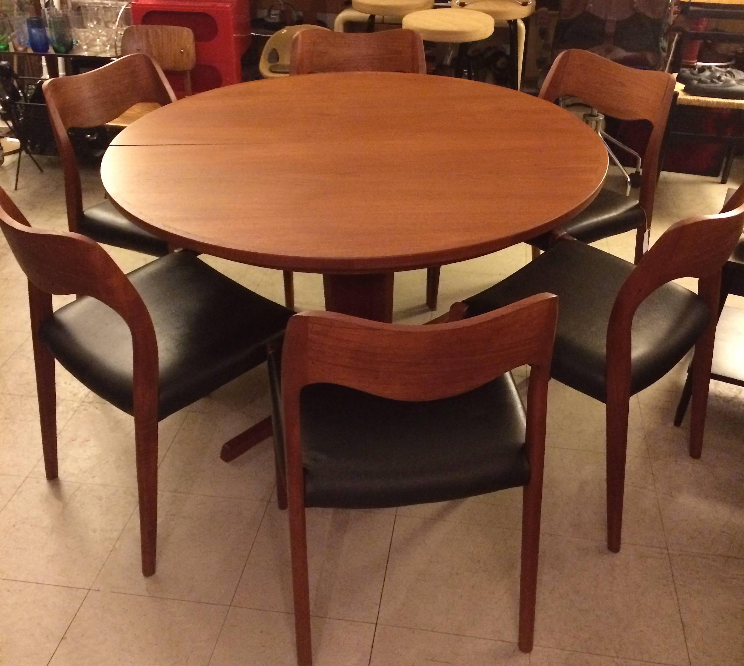 Niels O. Møller Round Teak Extension Dining Table In Excellent Condition In Brooklyn, NY