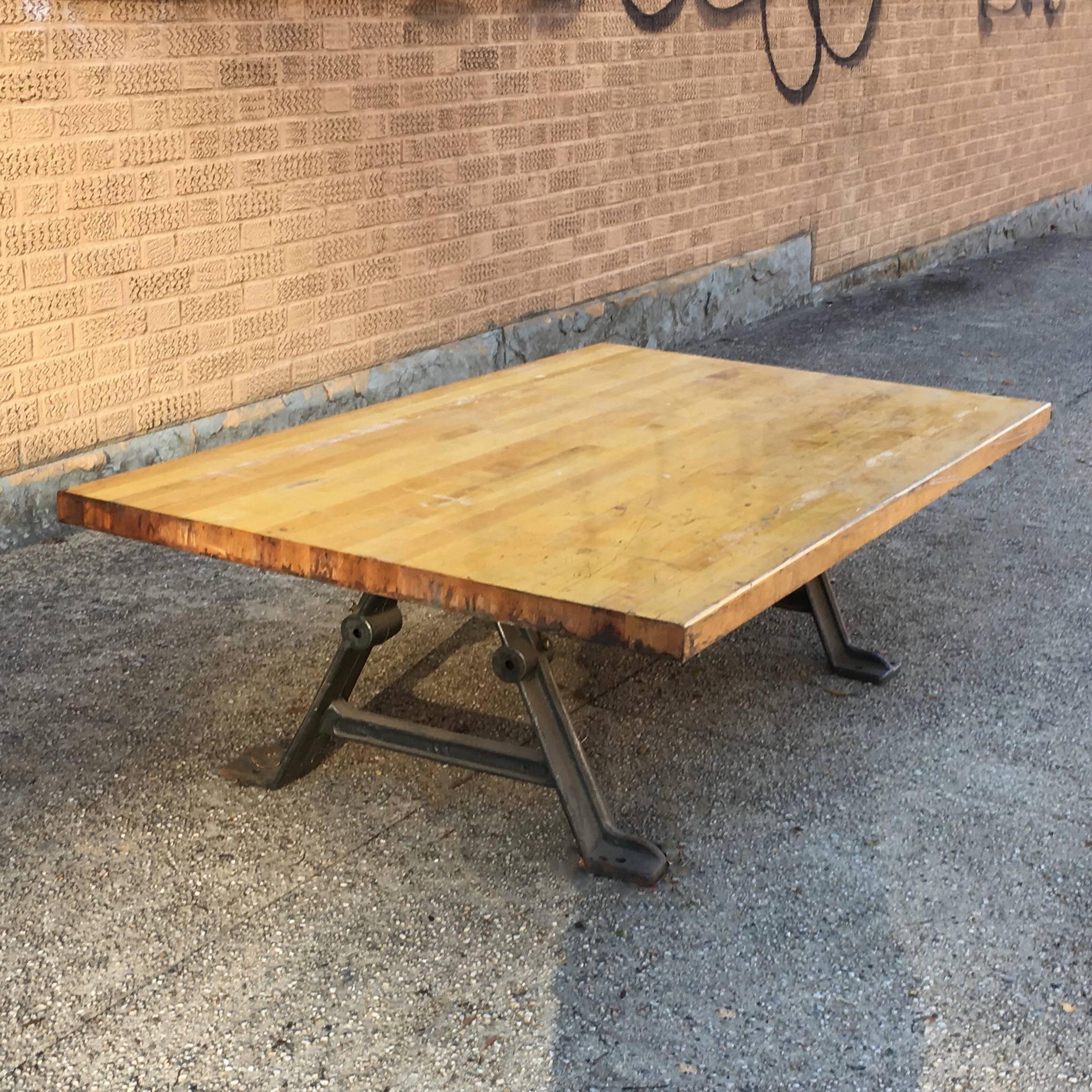 Industrieller Couchtisch aus recyceltem Fleischerblock (Eisen) im Angebot