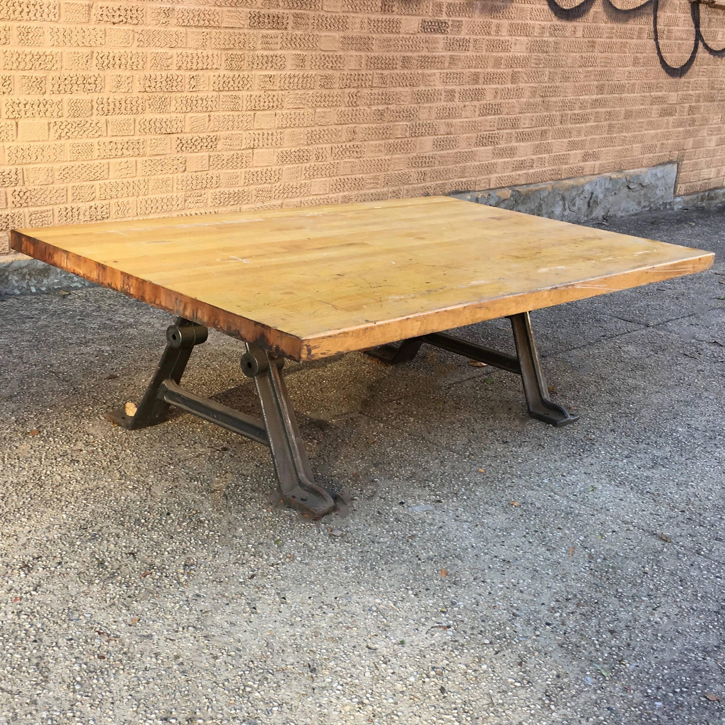 Industrieller Couchtisch aus recyceltem Fleischerblock (amerikanisch) im Angebot