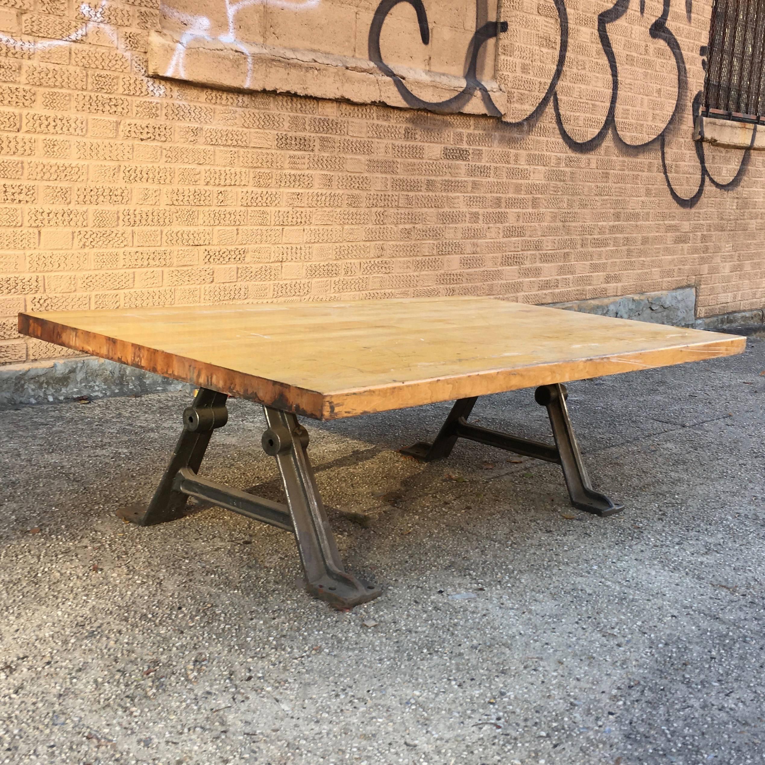 Maßgefertigter, industrieller Couchtisch mit einer Platte aus aufgearbeitetem Ahorn-Butcherblock und gusseisernen, maschinell gefertigten Beinen, die von cityFoundry in Brooklyn für unsere CF Signature Line montiert wurden.
