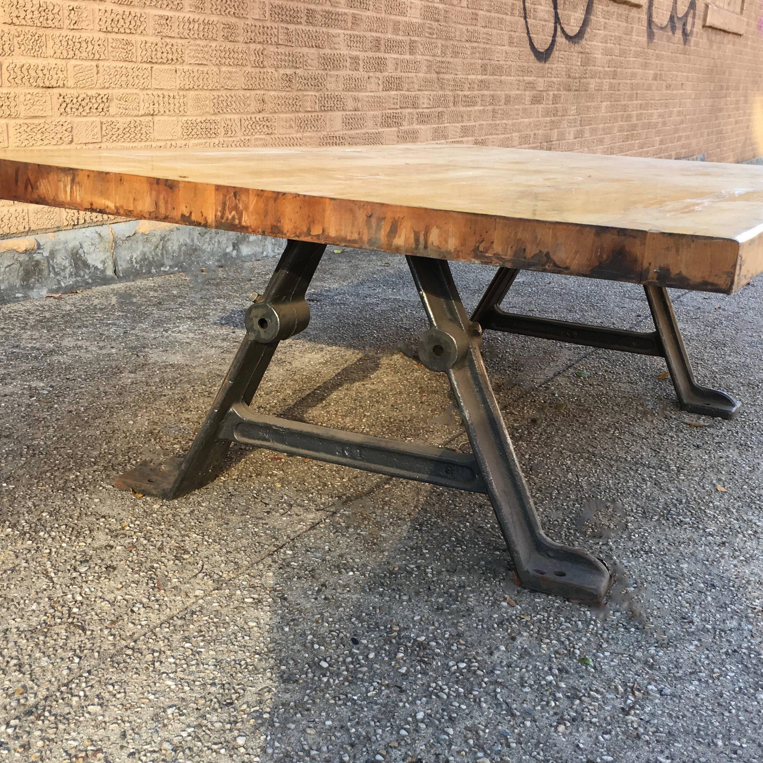 Industrieller Couchtisch aus recyceltem Fleischerblock (Gegossen) im Angebot