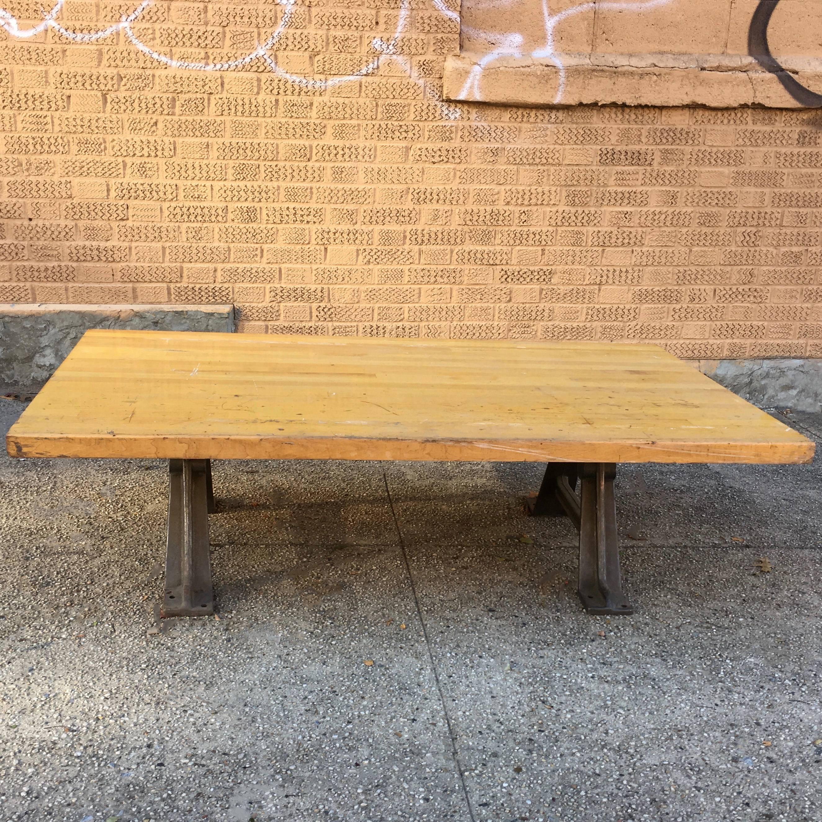 Industrieller Couchtisch aus recyceltem Fleischerblock im Zustand „Gut“ im Angebot in Brooklyn, NY