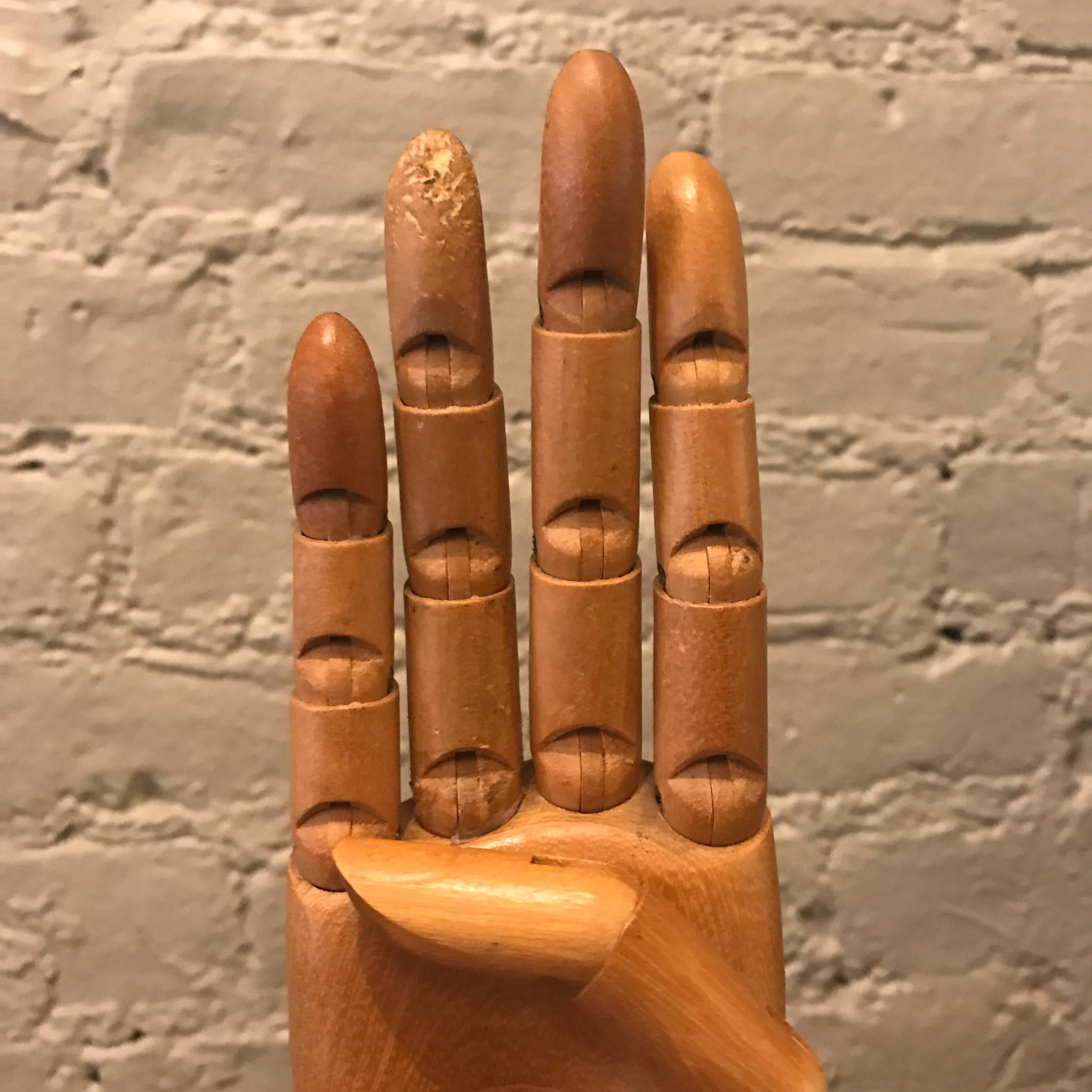 Articulating Maple Artist Hand Model In Good Condition In Brooklyn, NY