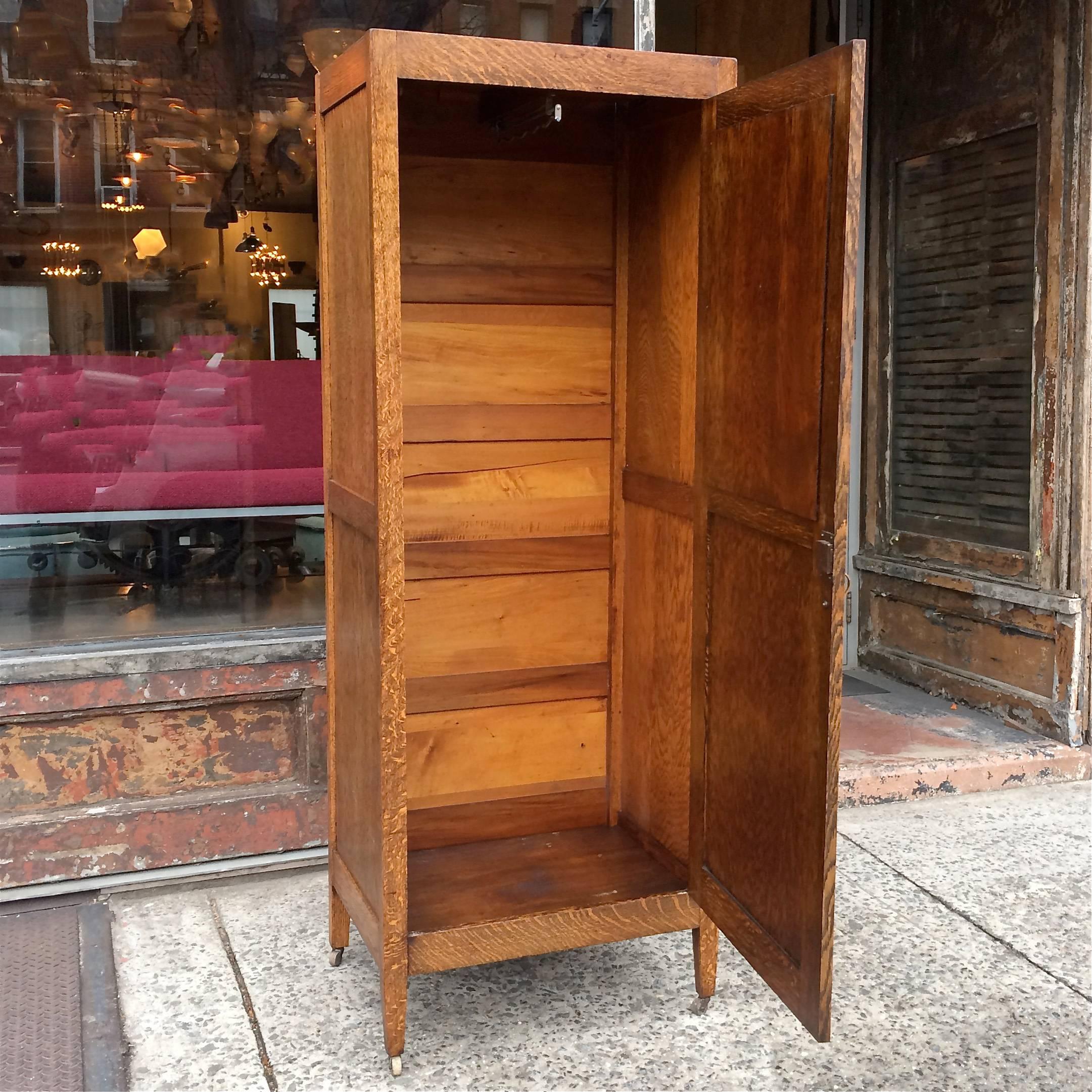 Arts and Crafts Quarter Sawn Oak Armoire In Excellent Condition In Brooklyn, NY