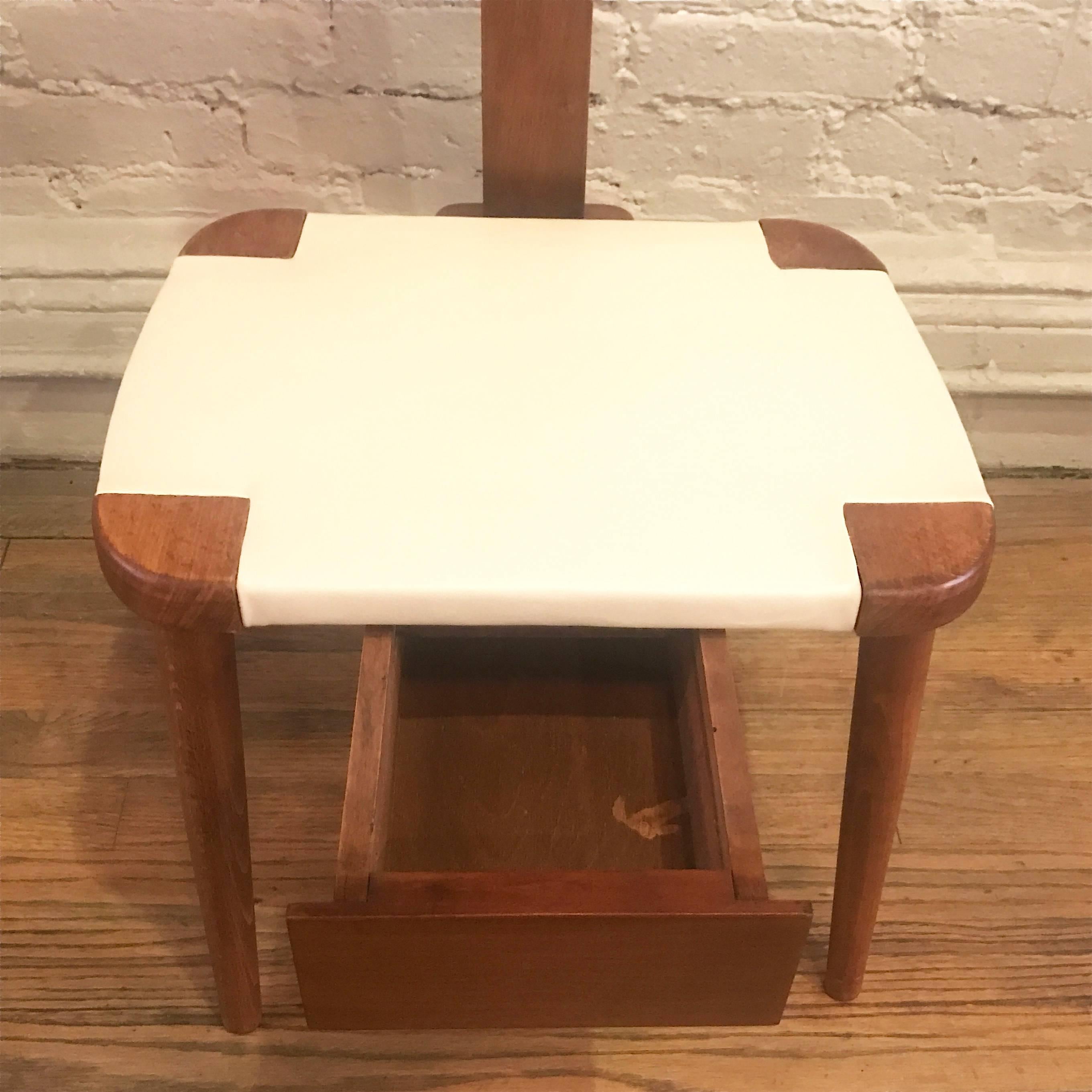 Mid-Century Modern Maple and White Leather Valet Chair In Excellent Condition In Brooklyn, NY