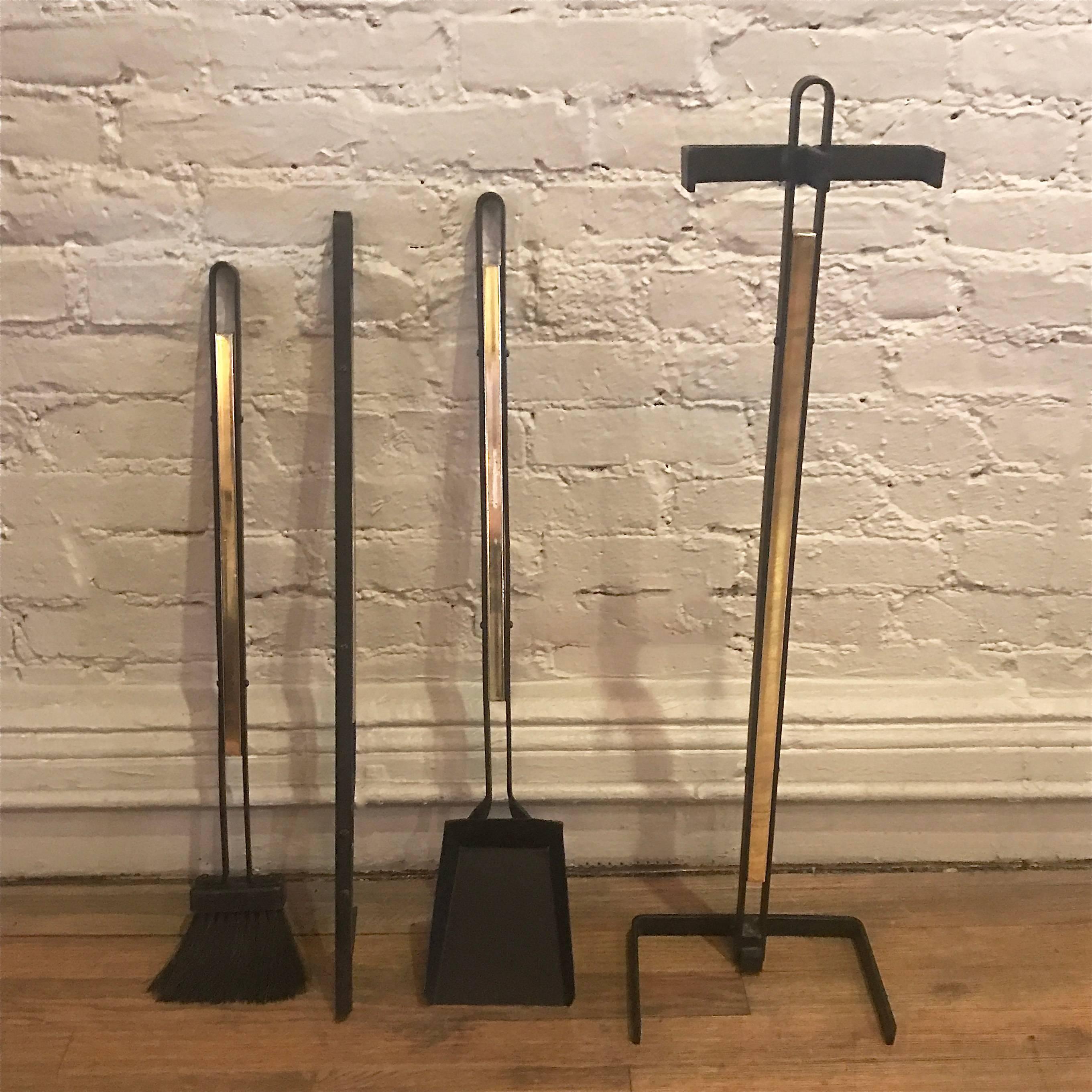 Outils de cheminée en fer forgé et laiton du milieu du siècle moderne Bon état - En vente à Brooklyn, NY