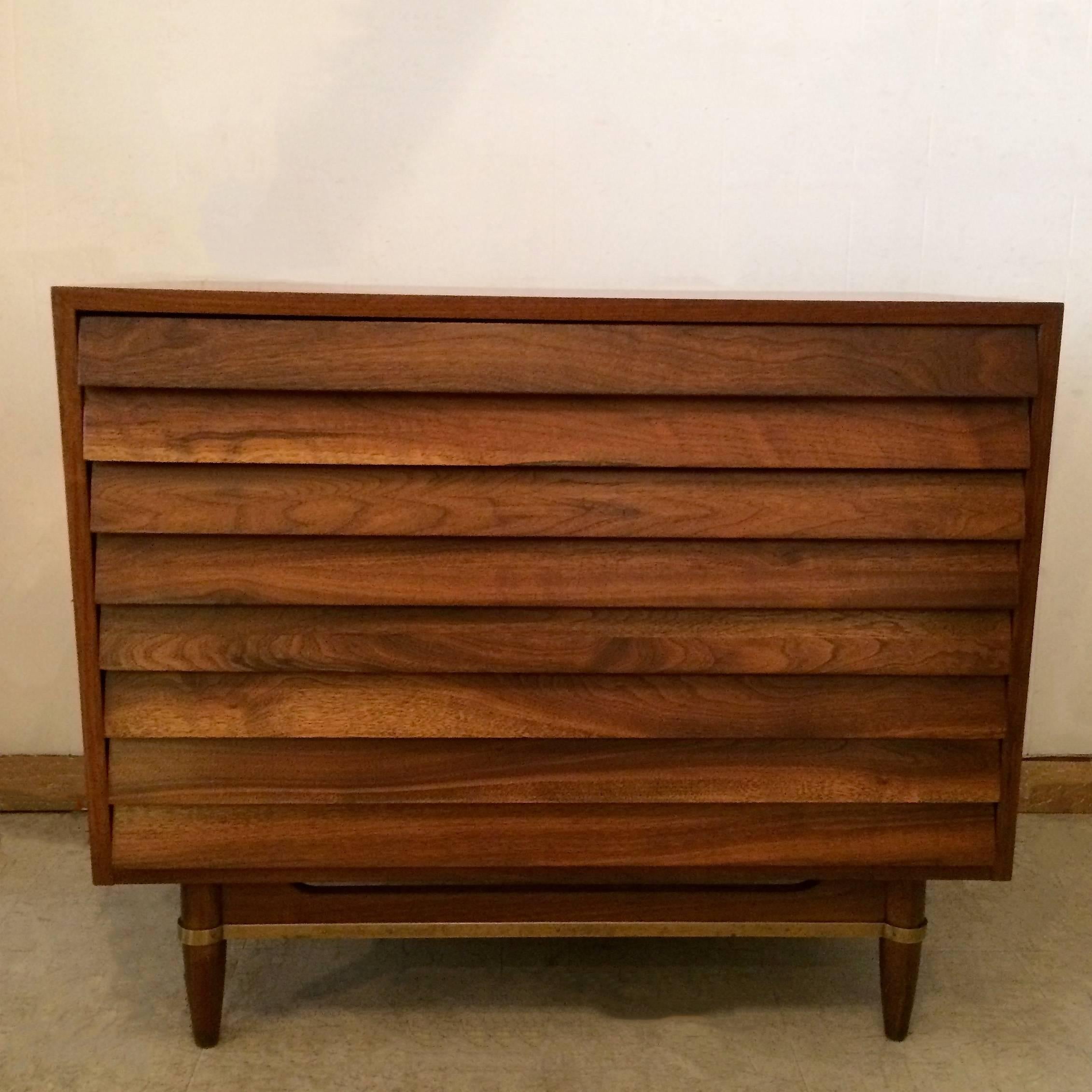 Mid Century Louvered Dresser By Merton Gershon For American Of Martinsville In Excellent Condition In Brooklyn, NY