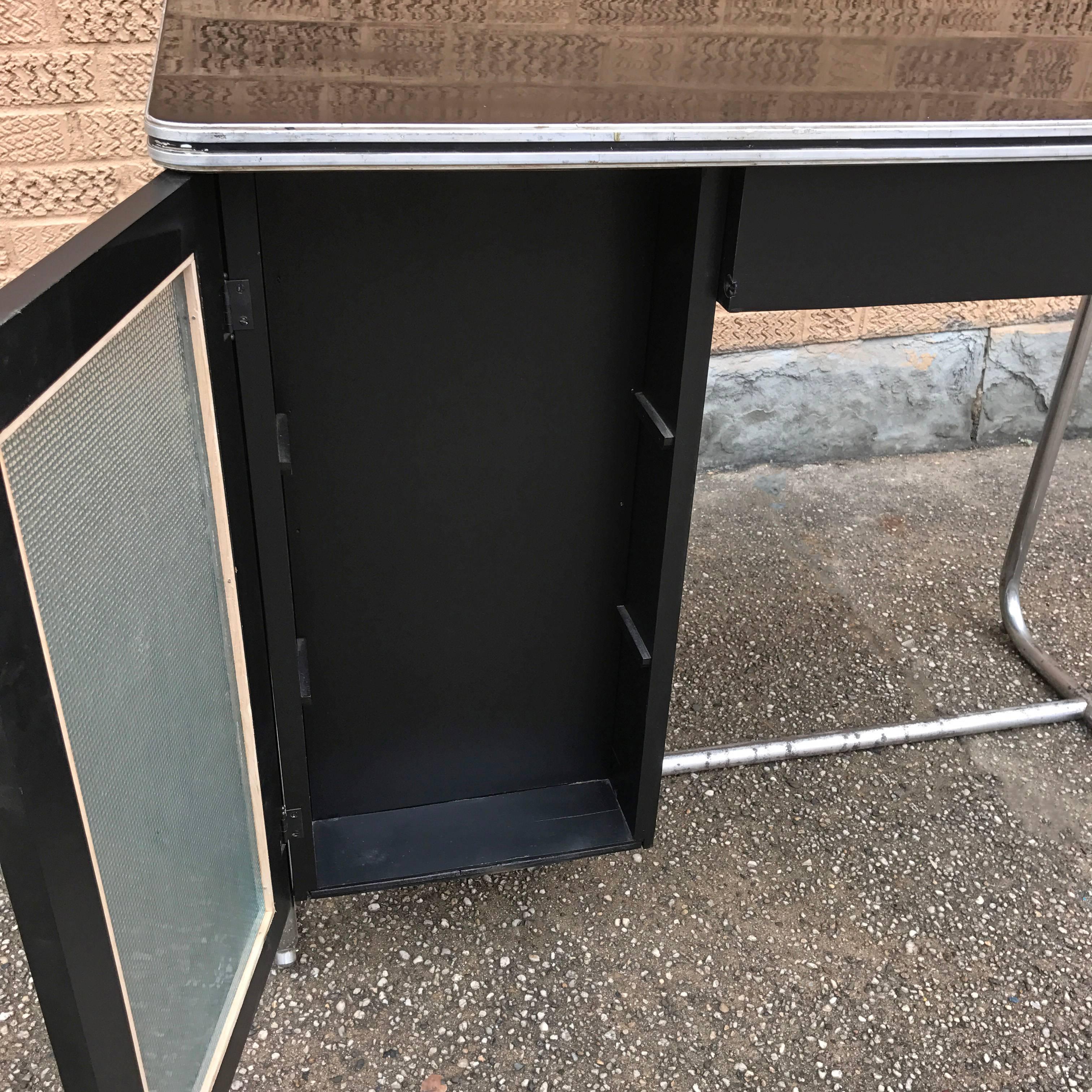 Art Deco Tubular Chrome And Laminate Desk by Gilbert Rohde In Good Condition In Brooklyn, NY