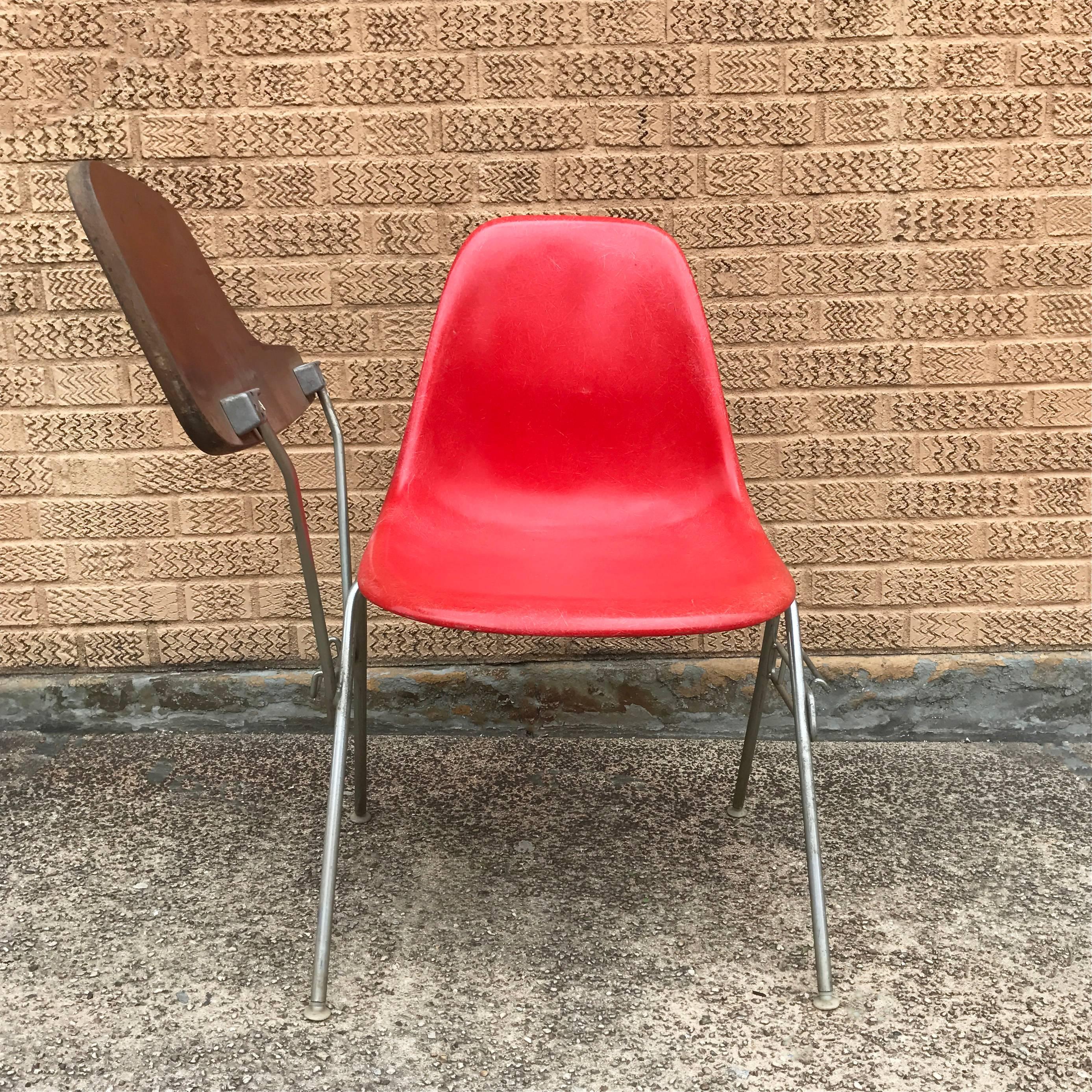 Herman Miller Eames DSS Fiberglass Side Chairs with Desk Attachments In Good Condition In Brooklyn, NY