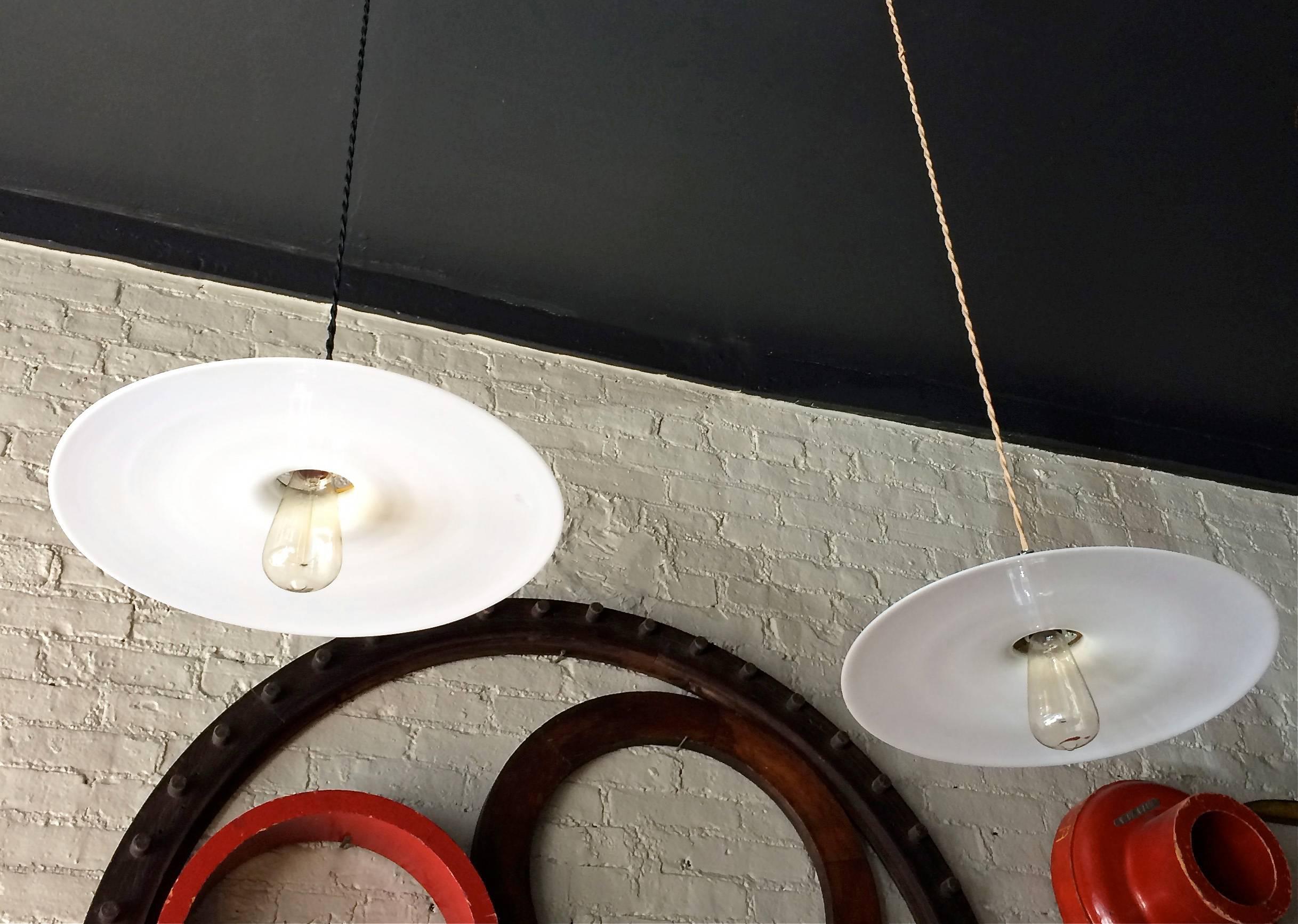 Américain Grande lampe à suspension industrielle à disques en verre dépoli en vente