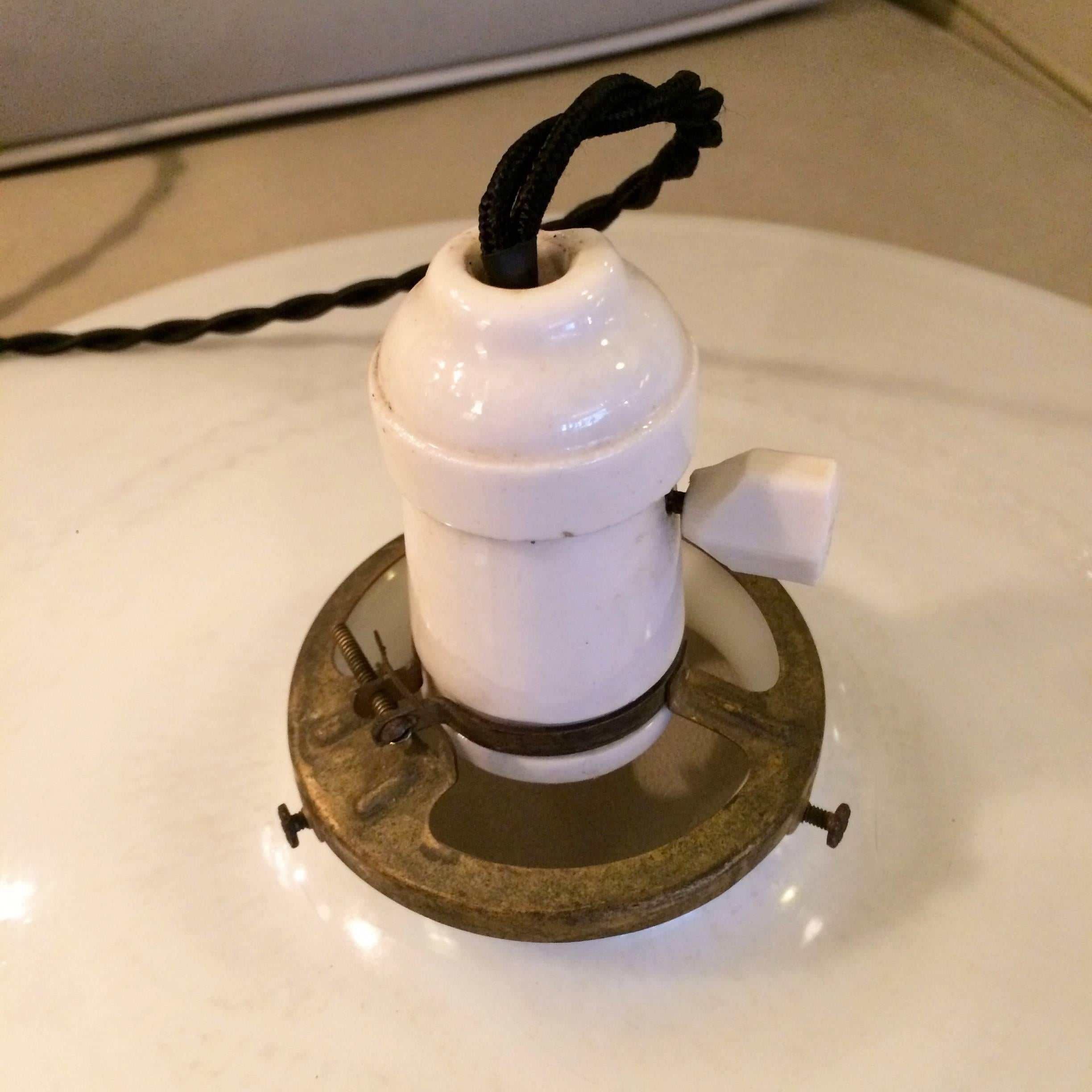 Début du 20ème siècle Grande lampe à suspension industrielle à disques en verre dépoli en vente