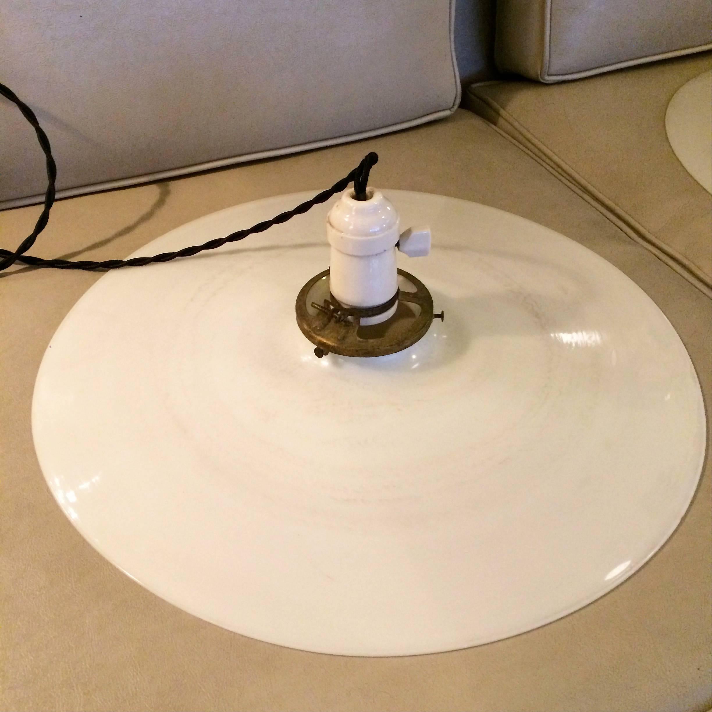 Grande lampe à suspension industrielle à disques en verre dépoli Excellent état - En vente à Brooklyn, NY