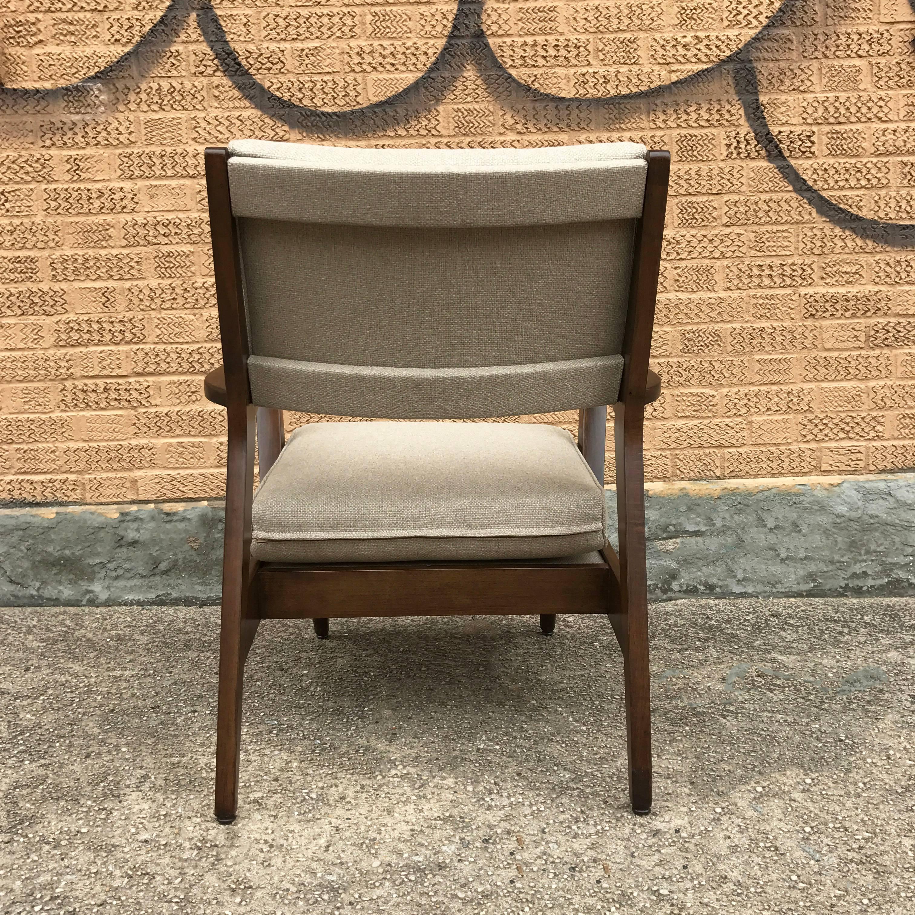 Mid-Century Modern Walnut Armchair Attrib Jens Risom In Good Condition In Brooklyn, NY