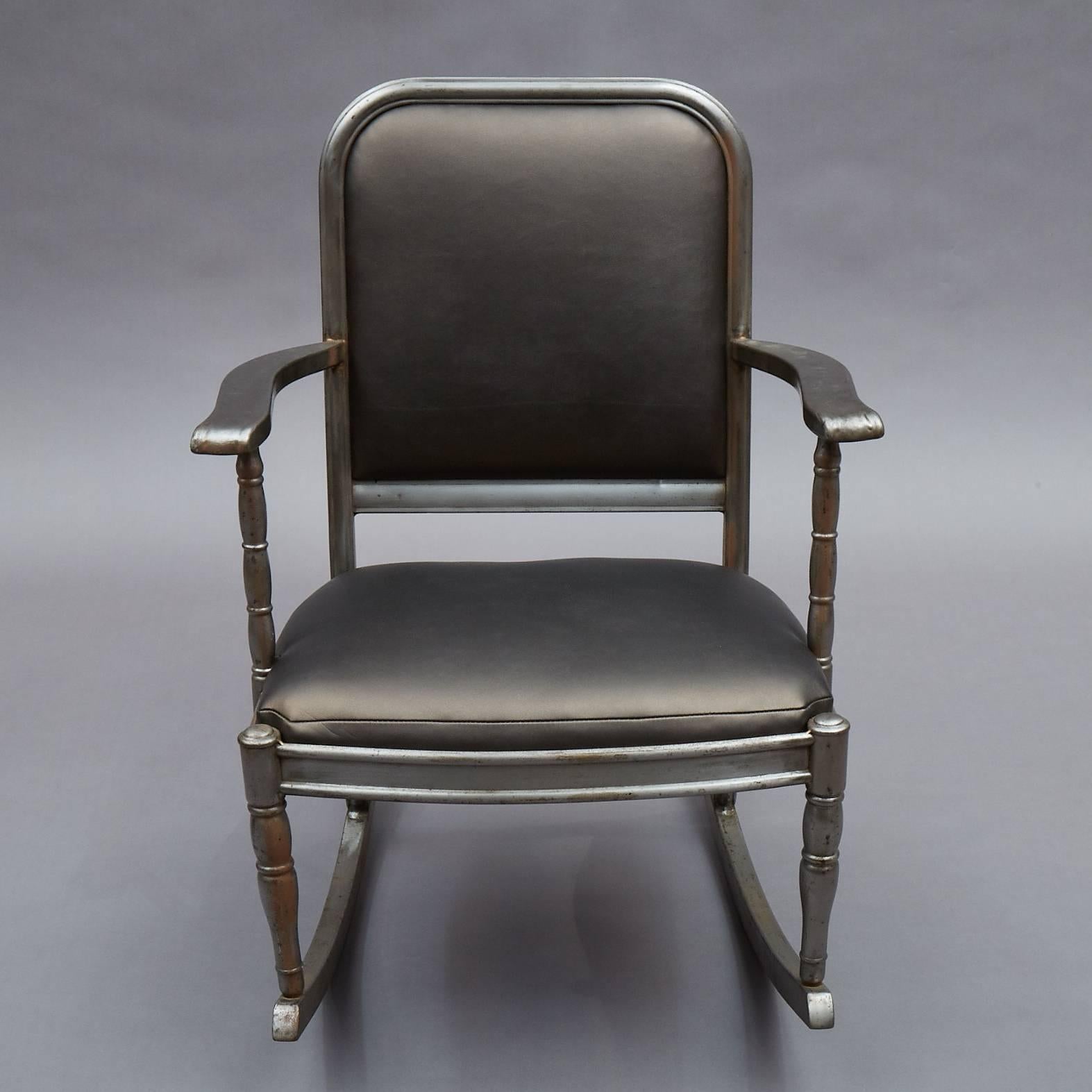 Brossé Chaise à bascule Simmons en acier brossé et vinyle métallique en vente