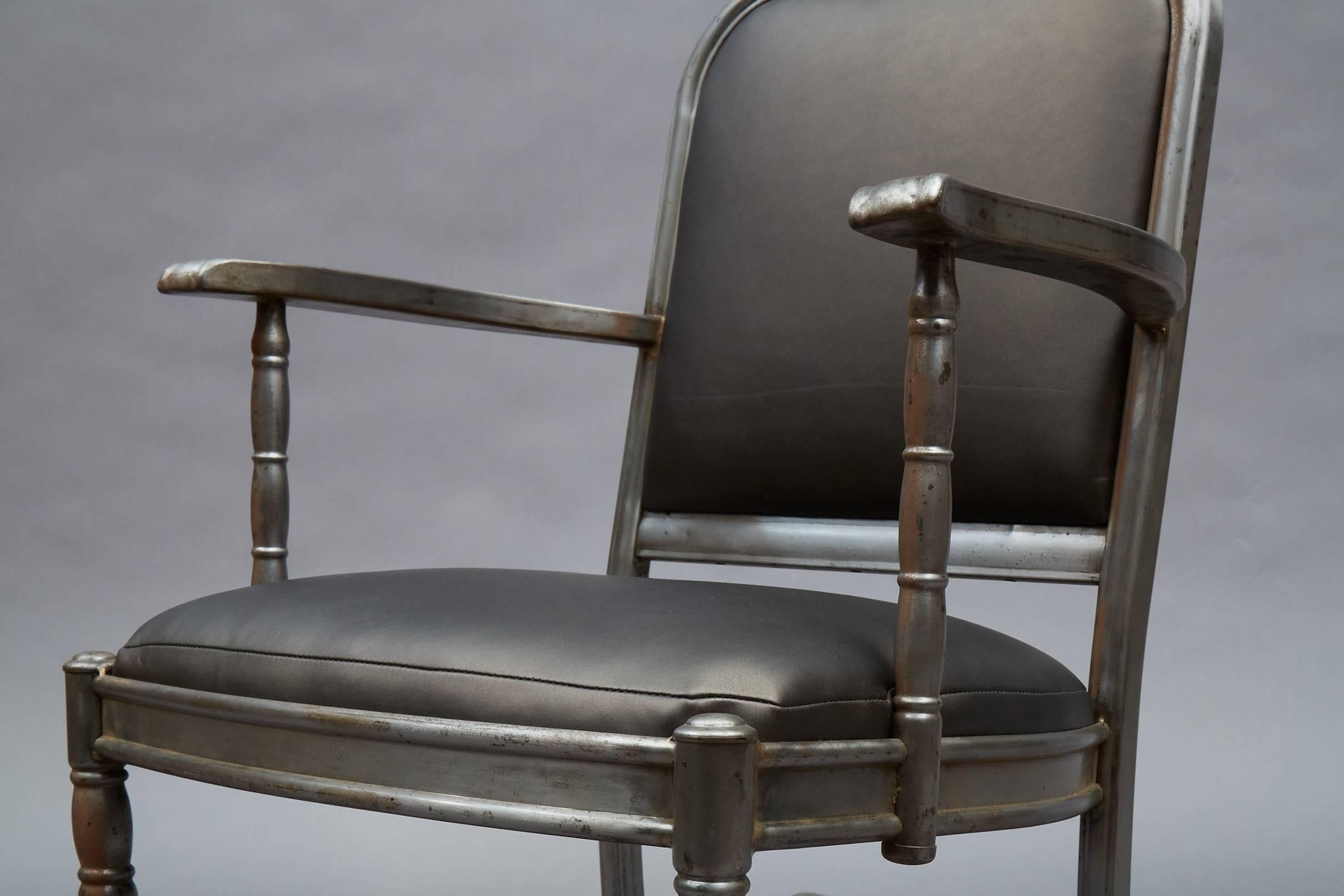 Chaise à bascule Simmons en acier brossé et vinyle métallique en vente 1