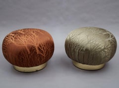 Pareja de otomanas puf giratorias redondas a la manera de Karl Springer