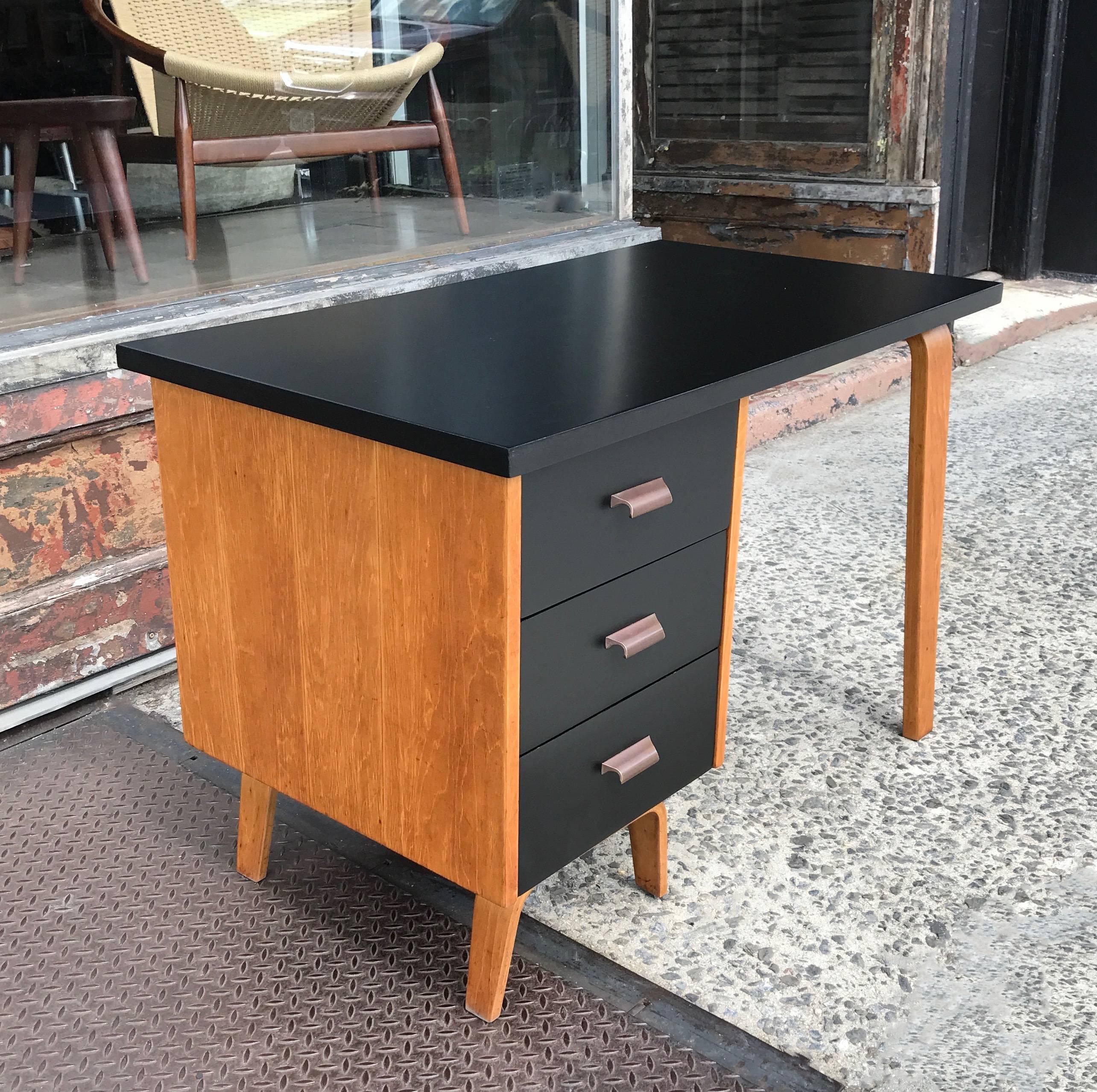 Mid-Century Modern Two-Tone Lacquered Clifford Pascoe Maple Bentwood Desk In Excellent Condition In Brooklyn, NY