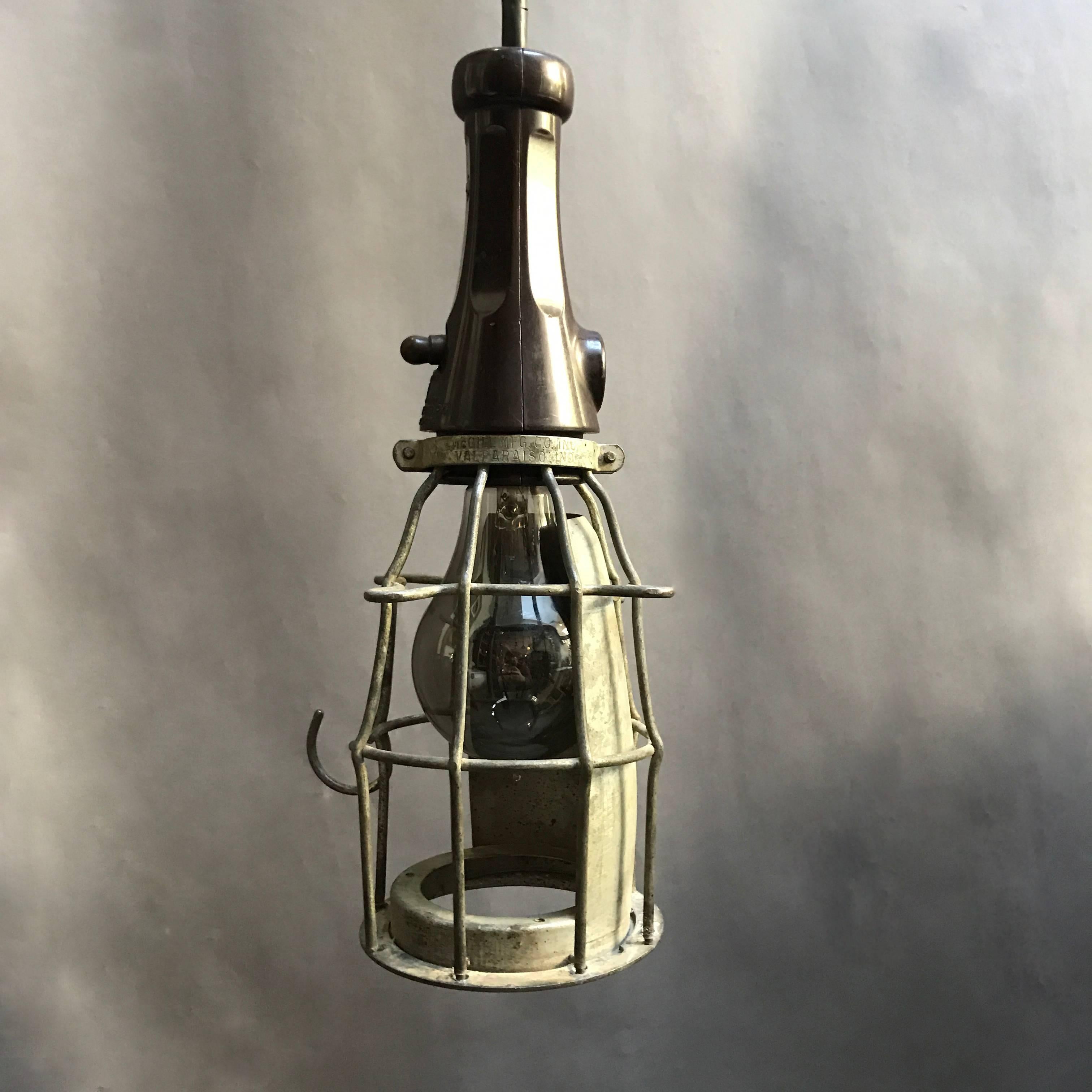 Industriel Lampe à suspension industrielle à poignée en cage utilitaire en caoutchouc en vente