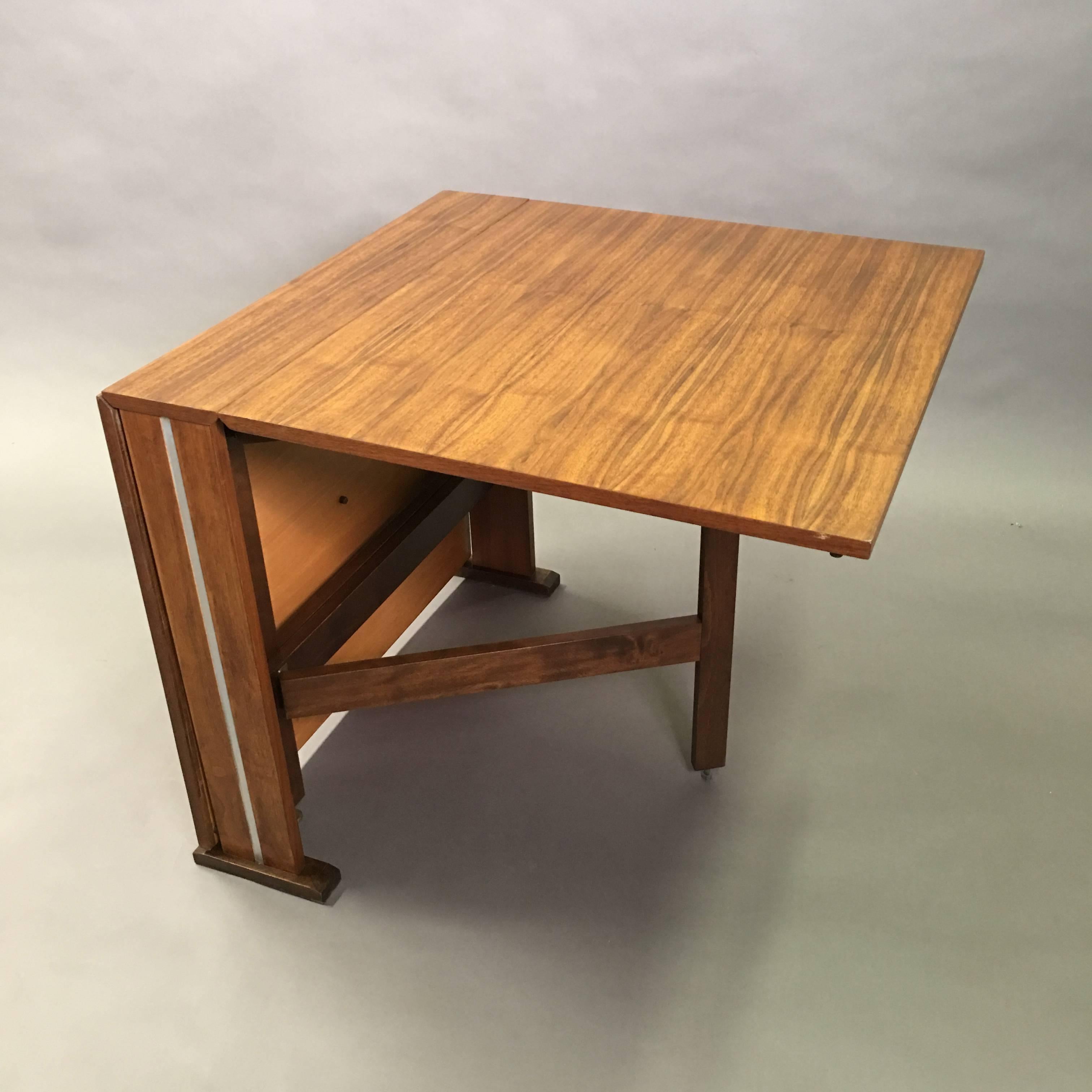 Mid-Century Modern Walnut Drop Leaf Gate-Leg Dining Table In Excellent Condition In Brooklyn, NY