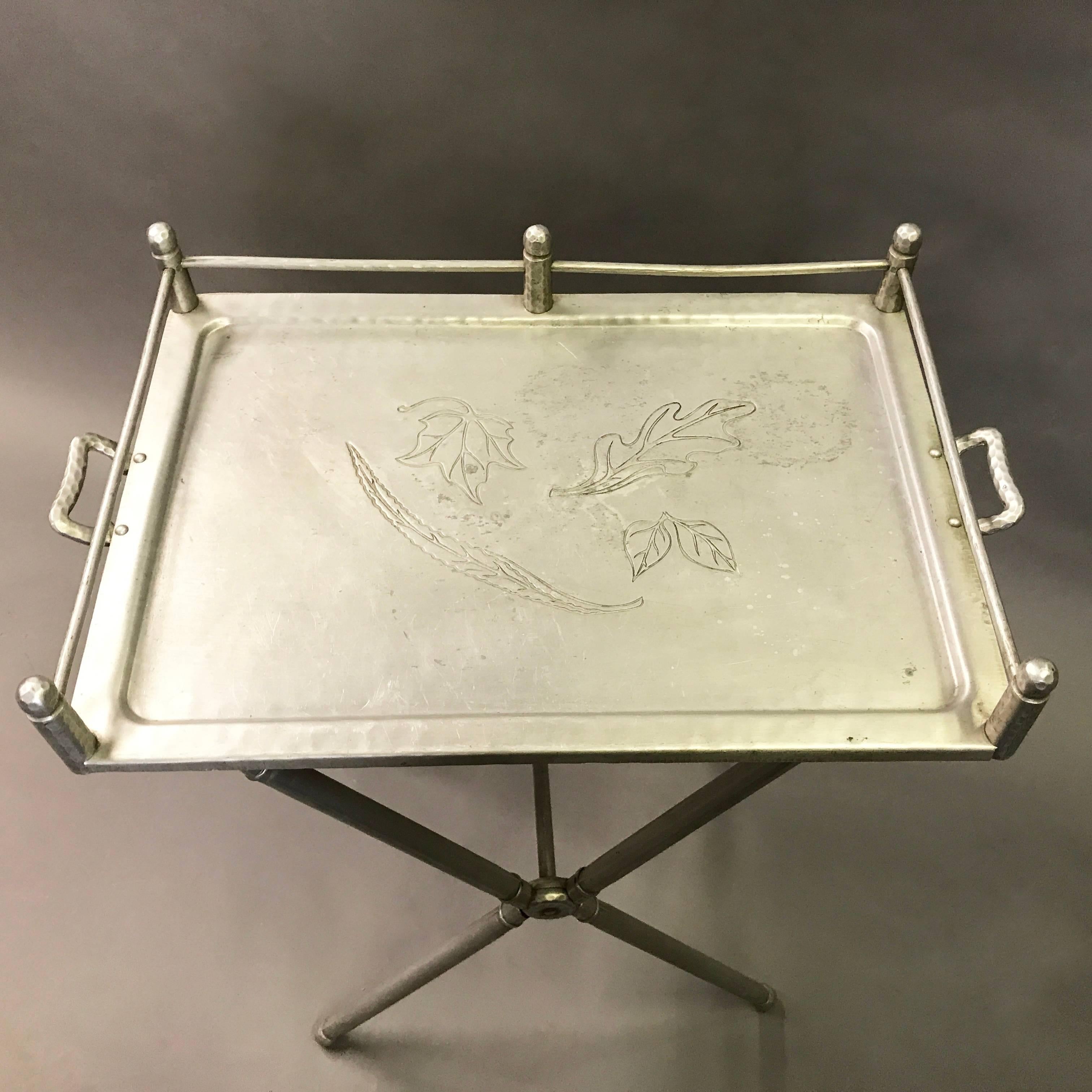 Klappbarer Tabletttisch aus gebürstetem Aluminium von Mary Wright für Everlast Metal Products (Gebürstet) im Angebot