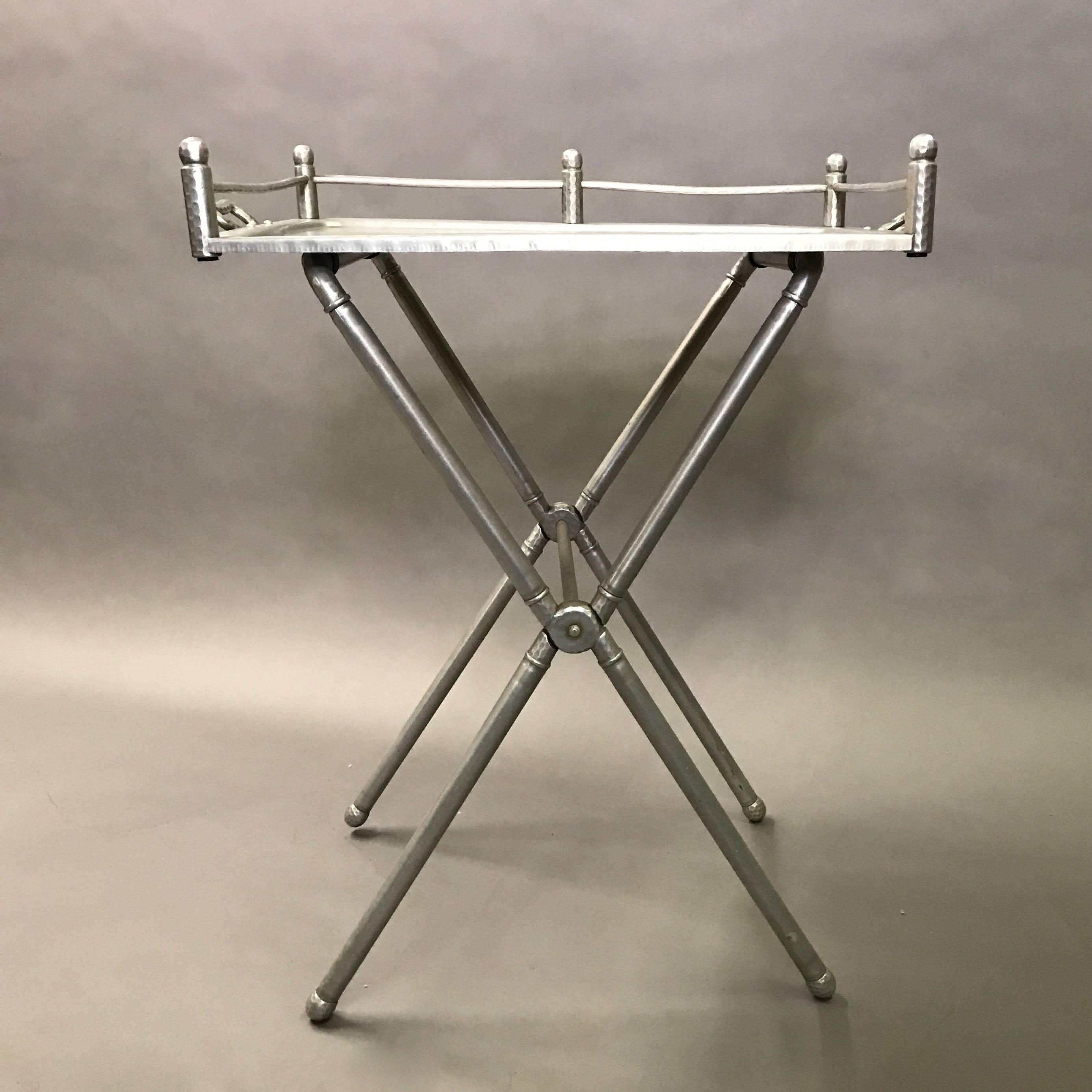 Klappbarer Tabletttisch aus gebürstetem Aluminium von Mary Wright für Everlast Metal Products (amerikanisch) im Angebot