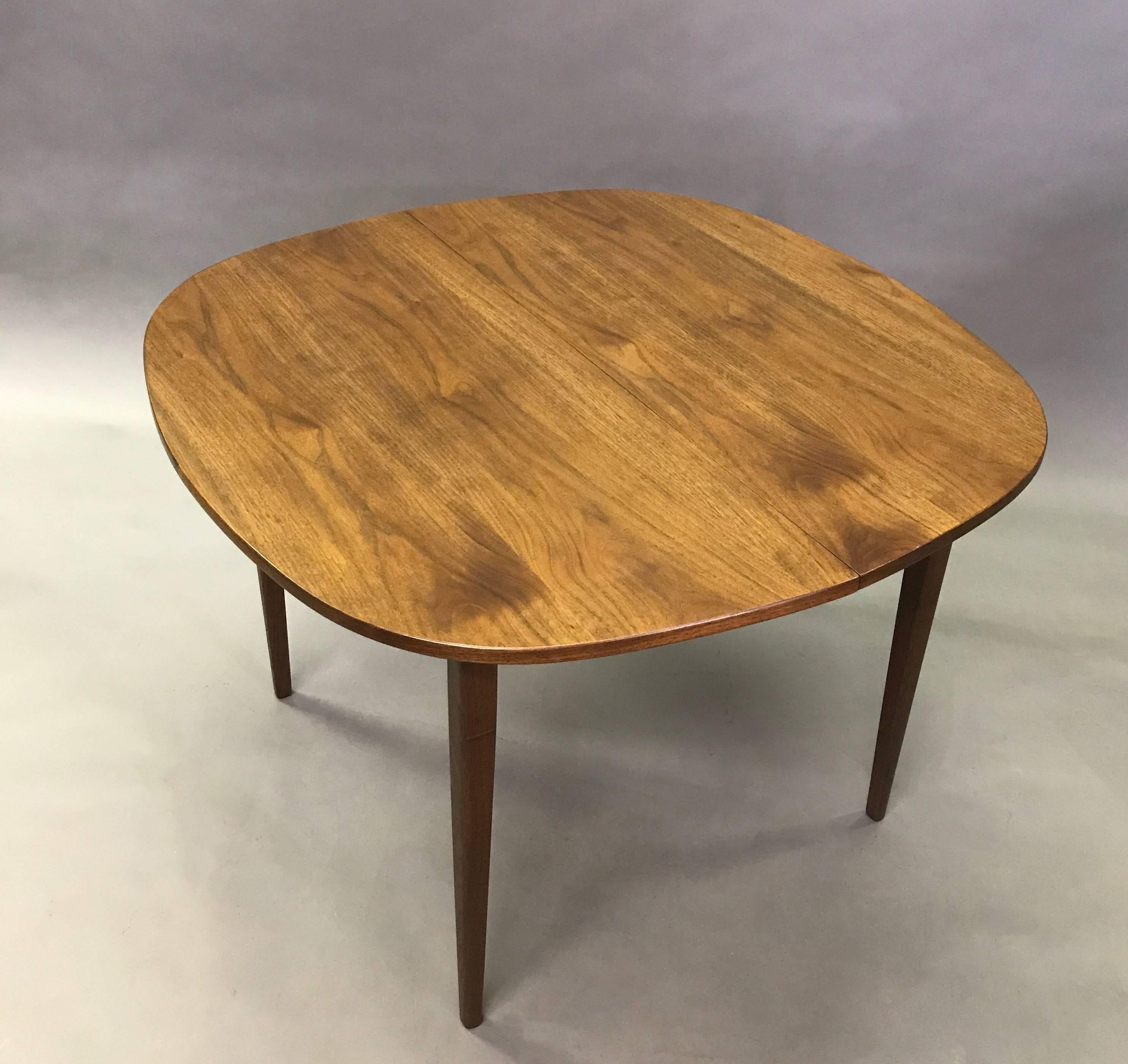 Mid-Century Modern Rounded Walnut Dining Table In Excellent Condition In Brooklyn, NY