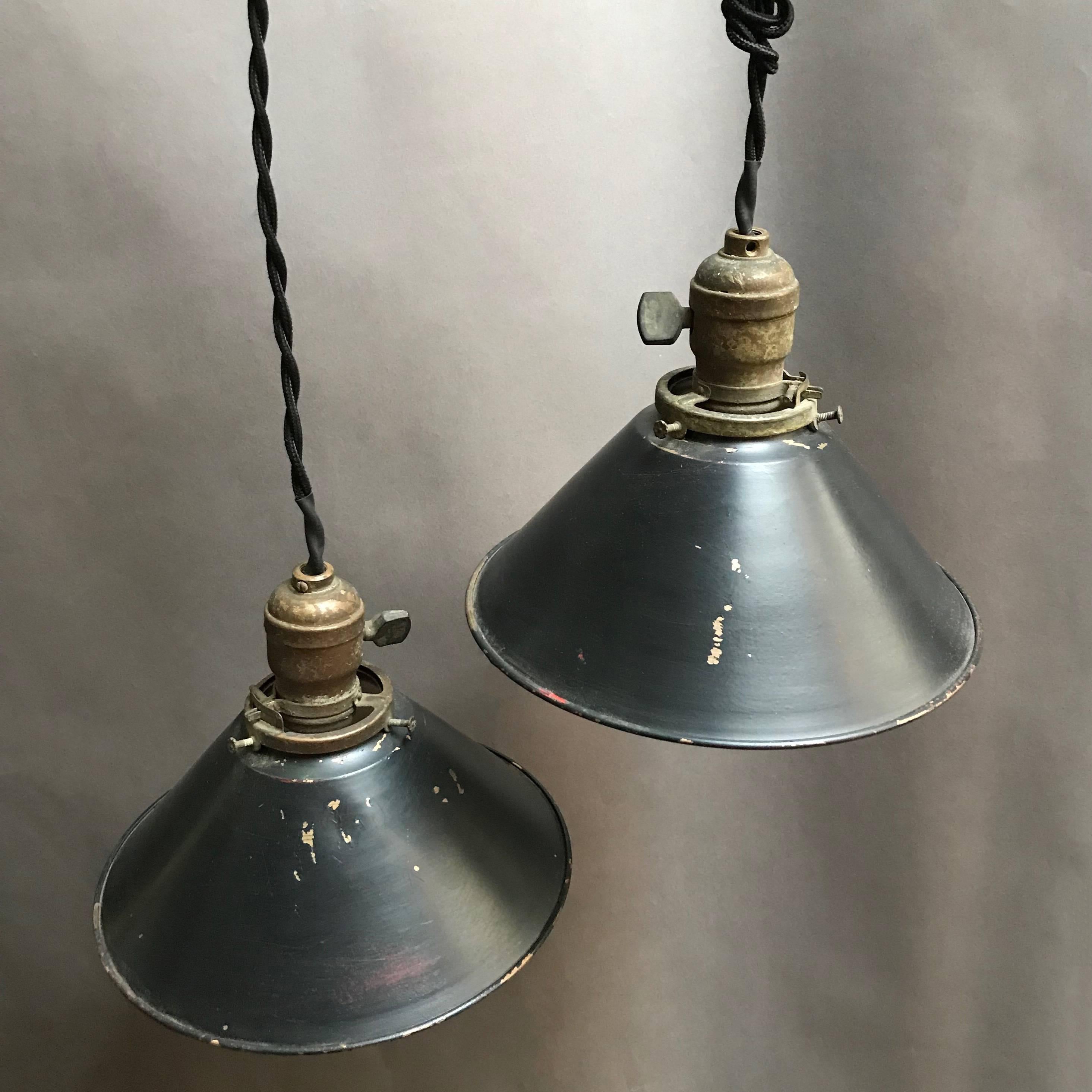Americano Lampade a sospensione industriali a forma di cono verniciate in nero in vendita