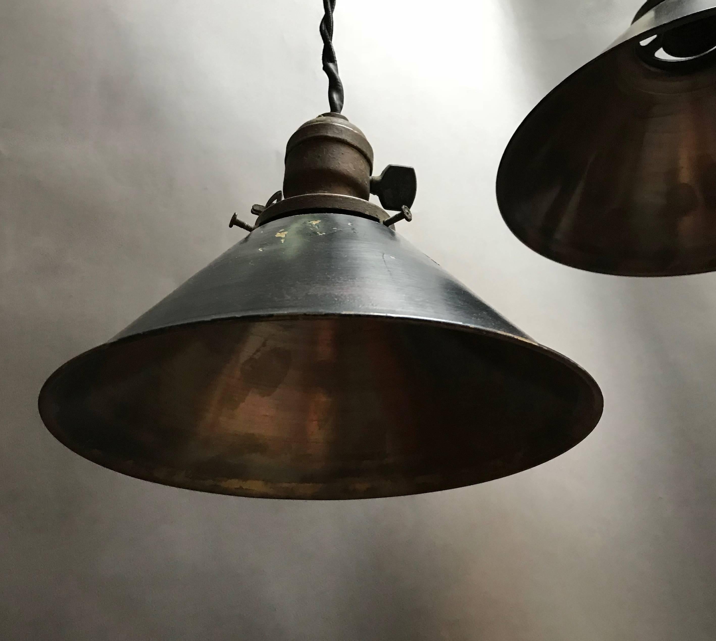Dipinto Lampade a sospensione industriali a forma di cono verniciate in nero in vendita