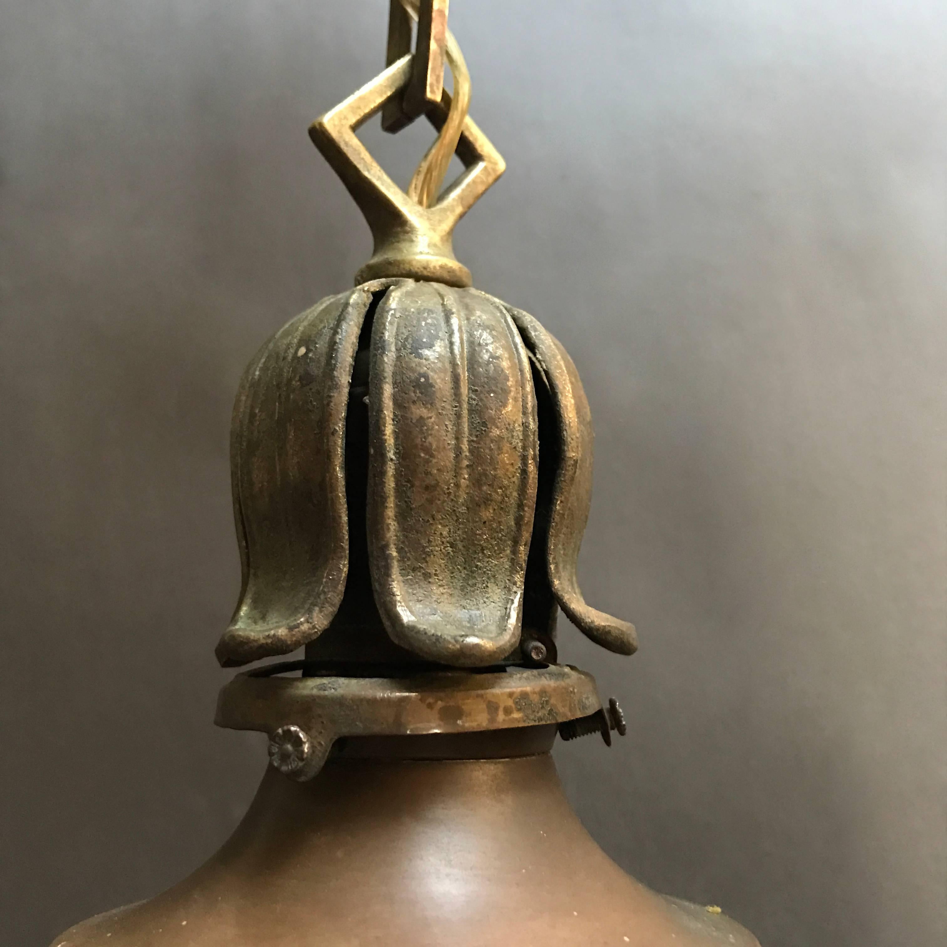 20ième siècle Paire d'exceptionnelles lampes à suspension Arts & Crafts en verre teinté et laiton en vente