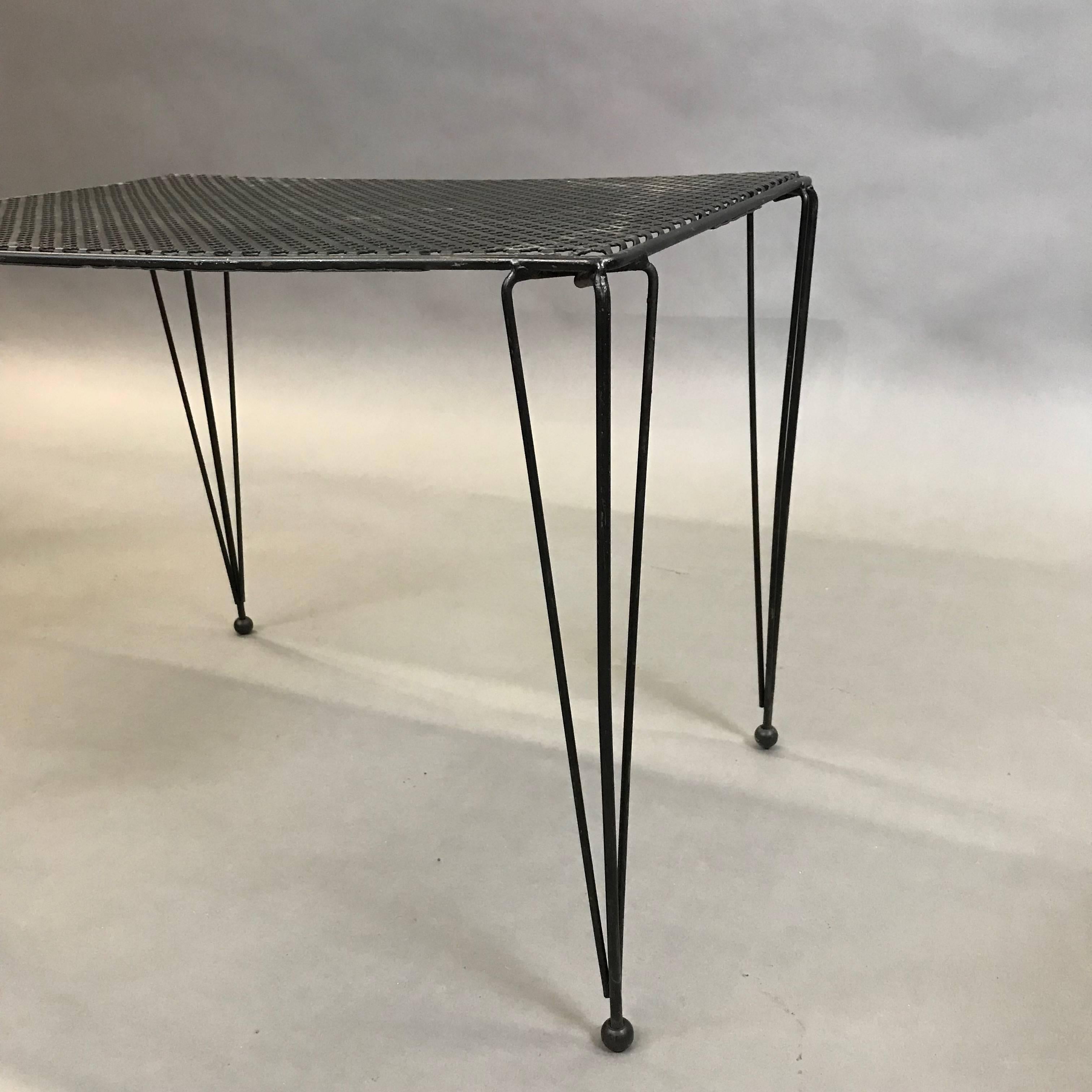 Mid-Century Modern Wrought Iron Mesh Side Table In Good Condition In Brooklyn, NY