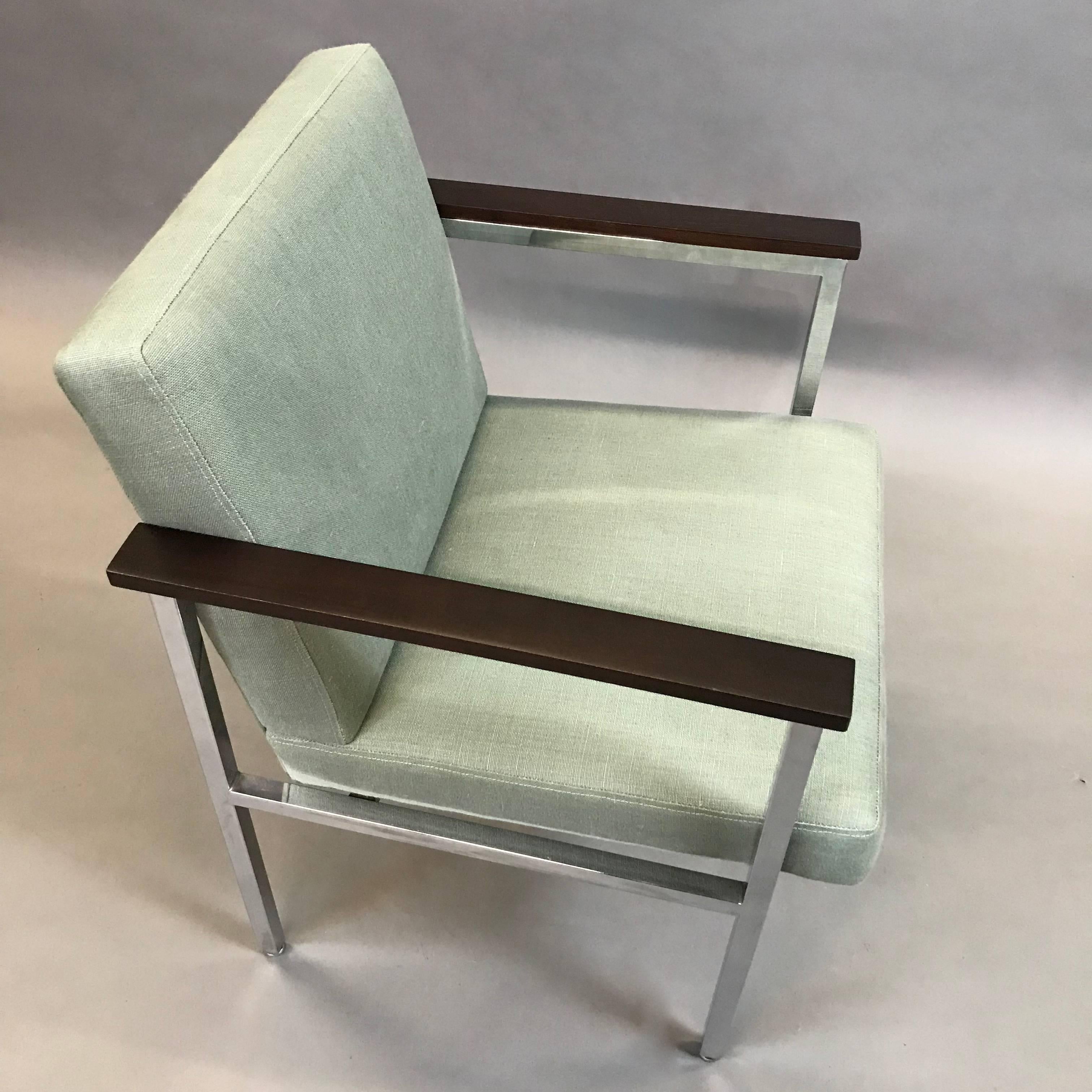 Mid-Century Modern Upholstered Chrome Armchair For Sale 1