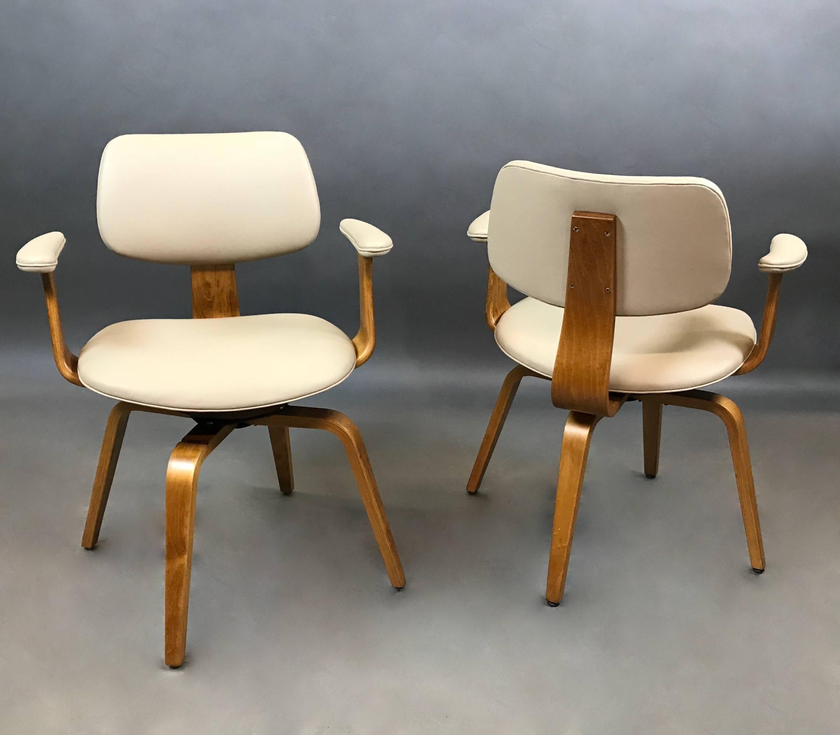 Ein Paar drehbare Sessel aus Leder und Bugholz von Thonet aus der Mitte des Jahrhunderts (Moderne der Mitte des Jahrhunderts) im Angebot