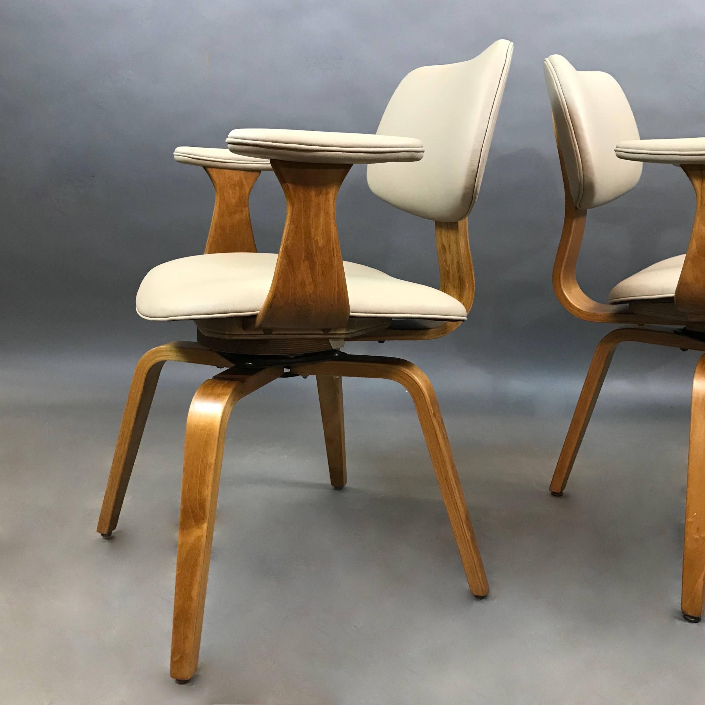 Américain Paire de fauteuils pivotants en bois courbé et cuir de Thonet, de style moderne du milieu du siècle dernier en vente