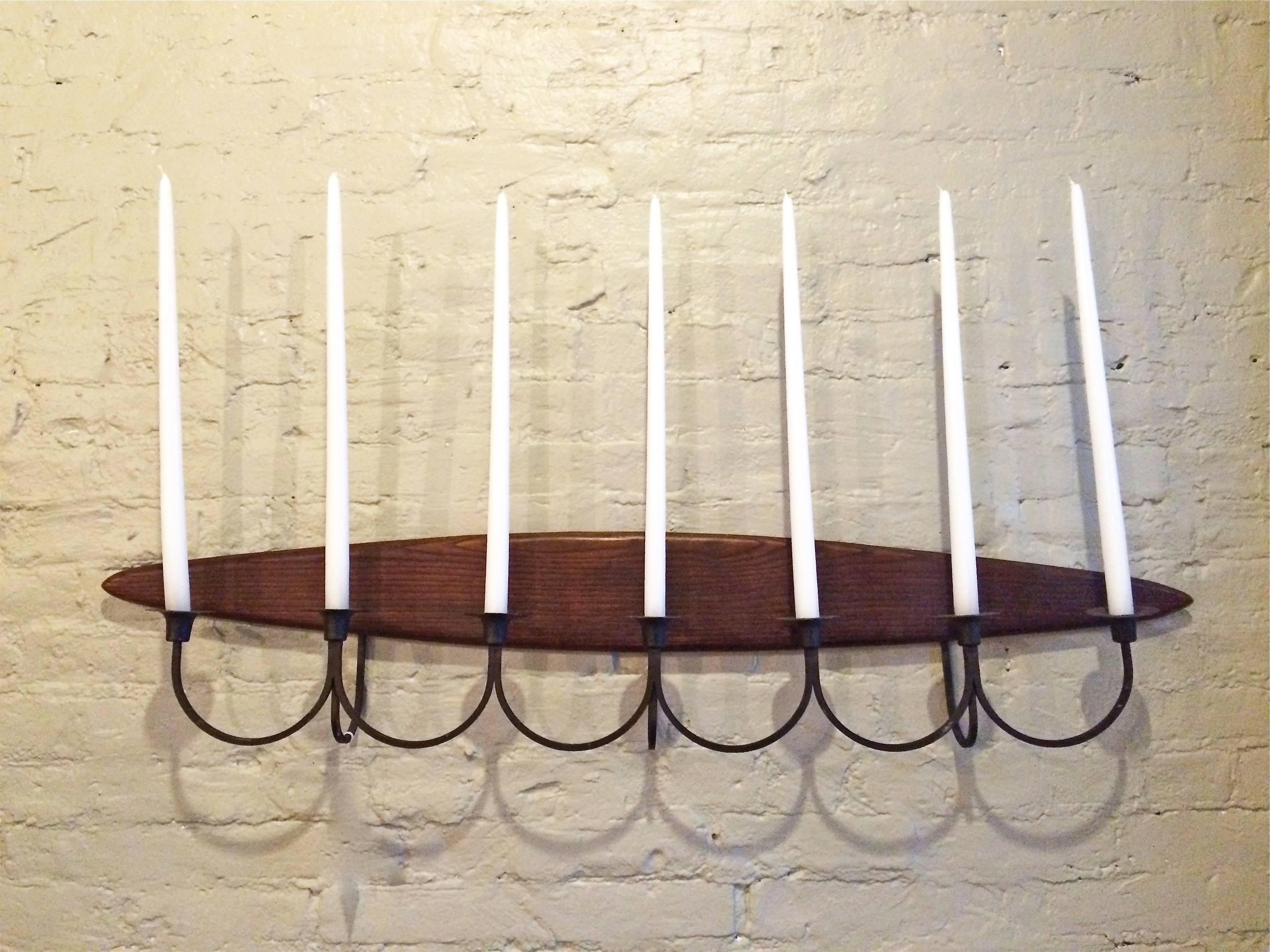 Moderner Wandleuchter oder Kerzenleuchter von Raymor mit ellipsenförmiger Nussbaumrückwand und schmiedeeisernen Kerzenhaltern.