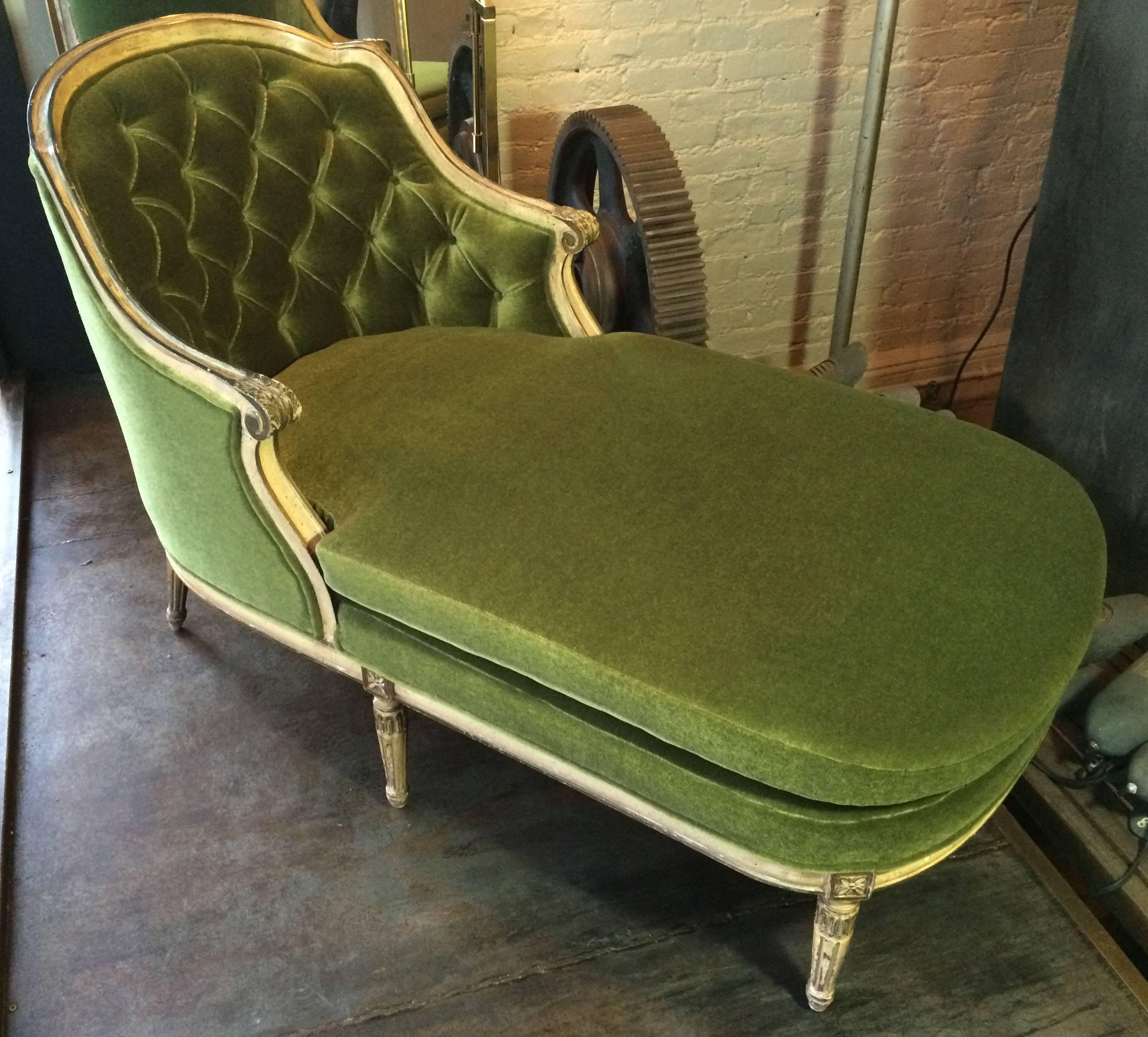 Early 20th century, French chaise longue / chaise longue / fainting couch in the Louis XVI style. The mahogany frame has been left untouched in its original patina to wonderfully contrast the brand new emerald green mohair upholstery.