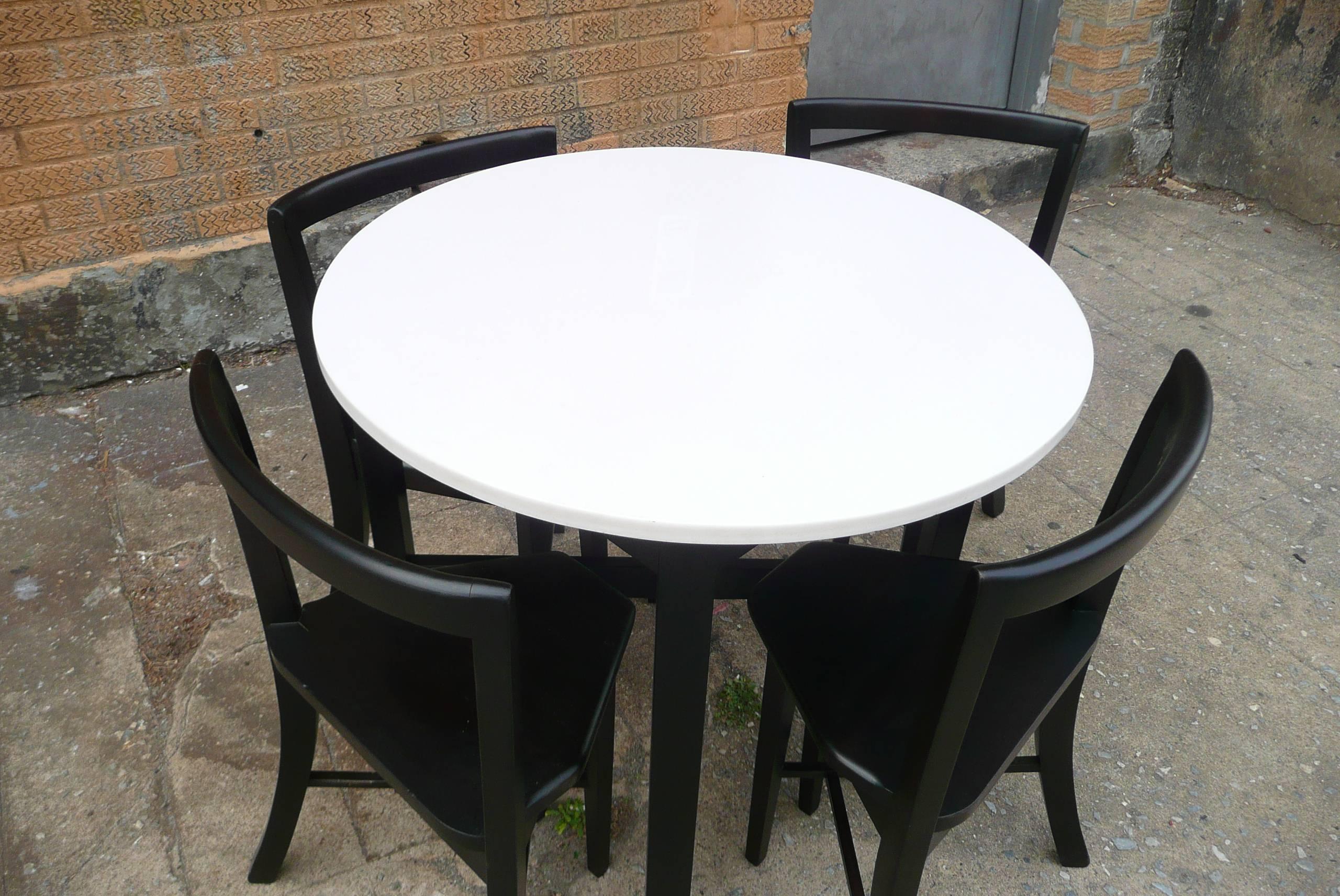 Small Round Contoured Dining Set In Good Condition In Brooklyn, NY