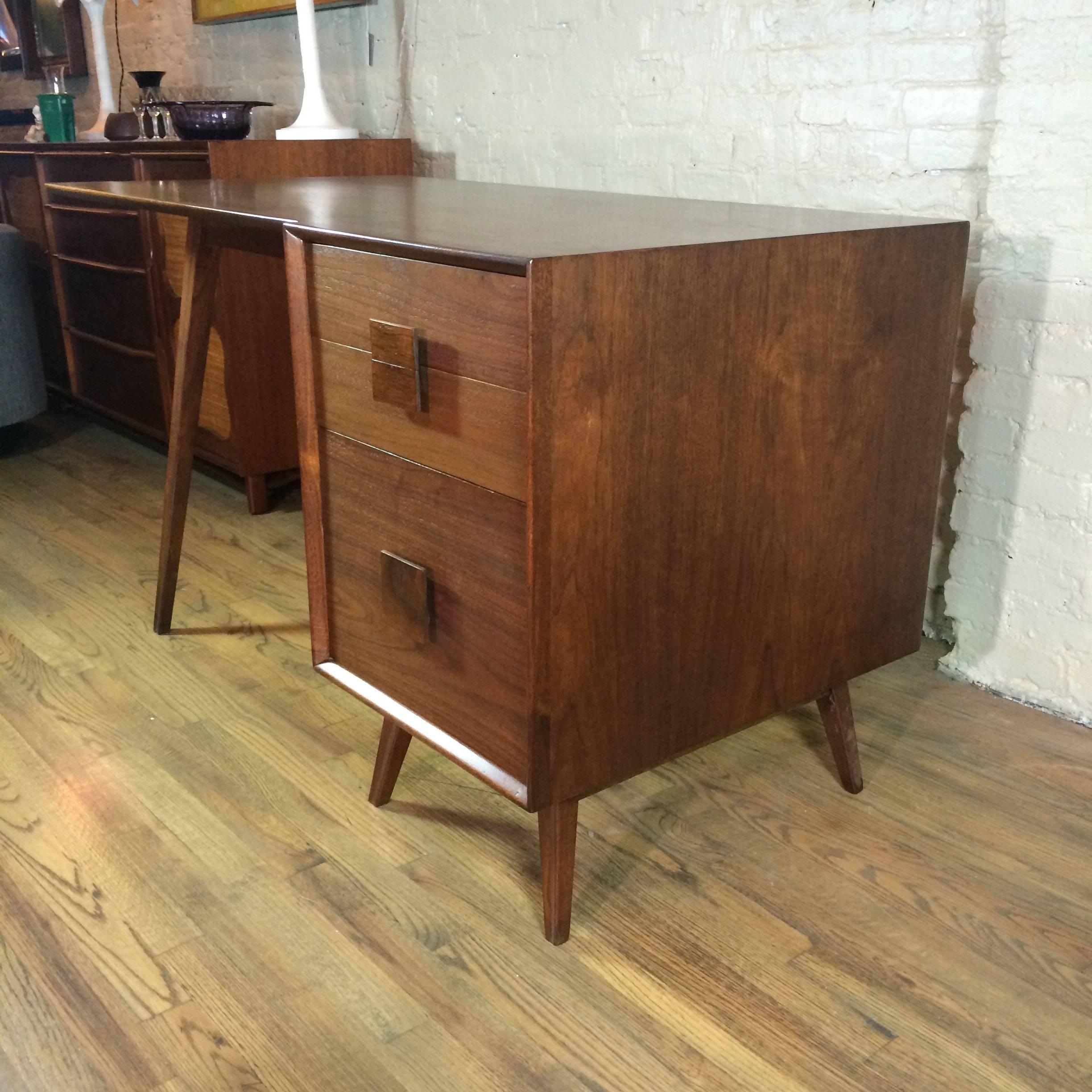 Mid-Century Modern Walnut Single Pedestal Desk In Excellent Condition In Brooklyn, NY