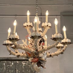 Grand lustre français fabriqué à la main, de style grotte, sur le thème nautique, à plusieurs branches, en corail et coquillages