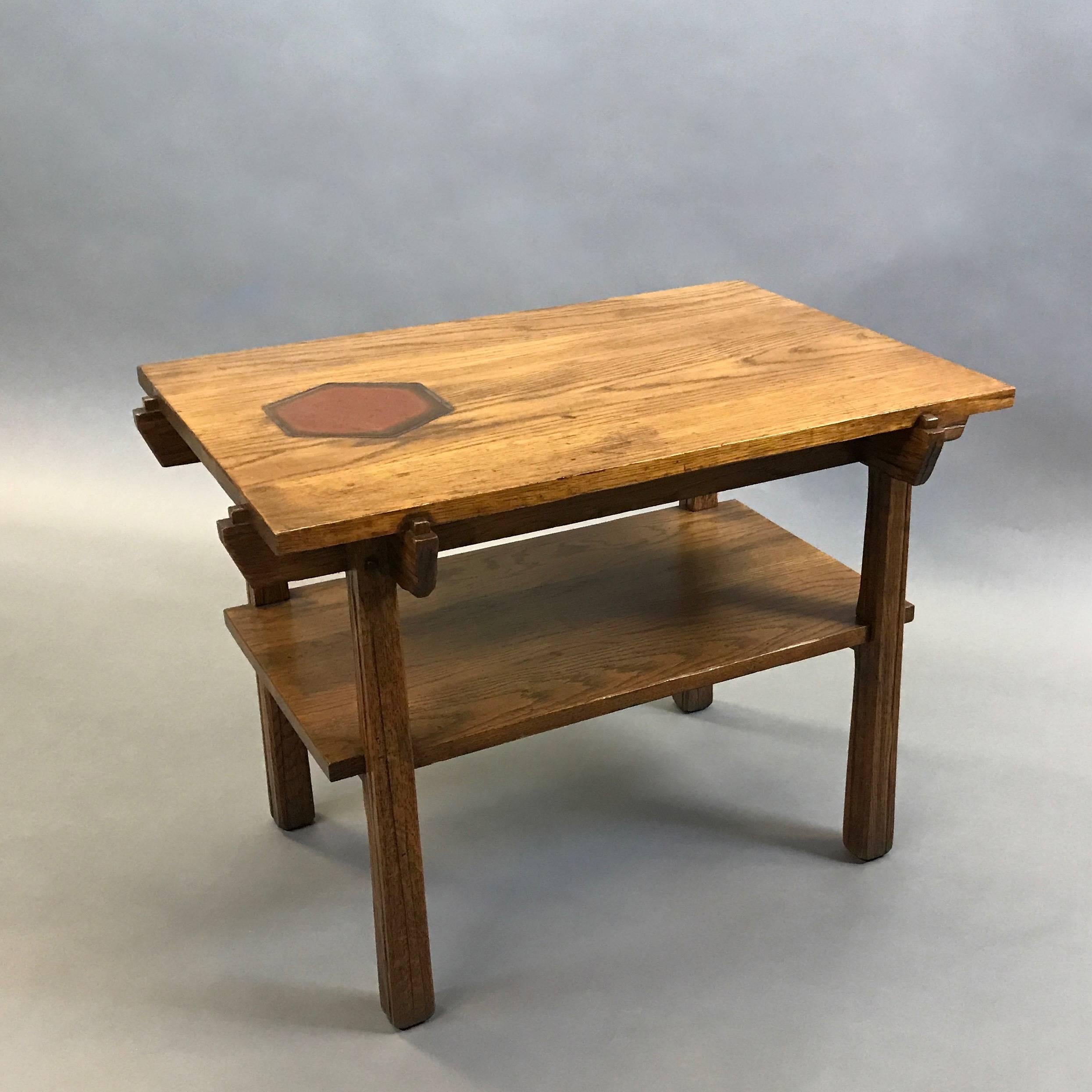 20ième siècle Table d'appoint en chêne rustique The Modernity Tiered en vente