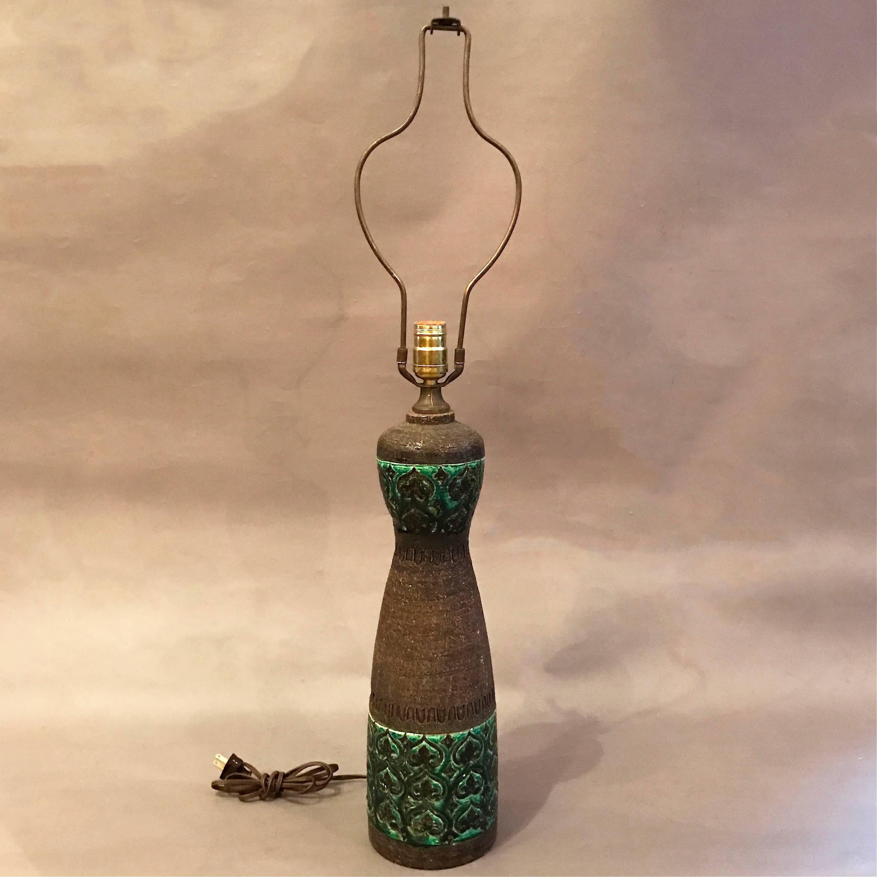 Moderne Sgraffito-Keramik-Tischlampe aus der Jahrhundertmitte von Aldo Londi für Bitossi.