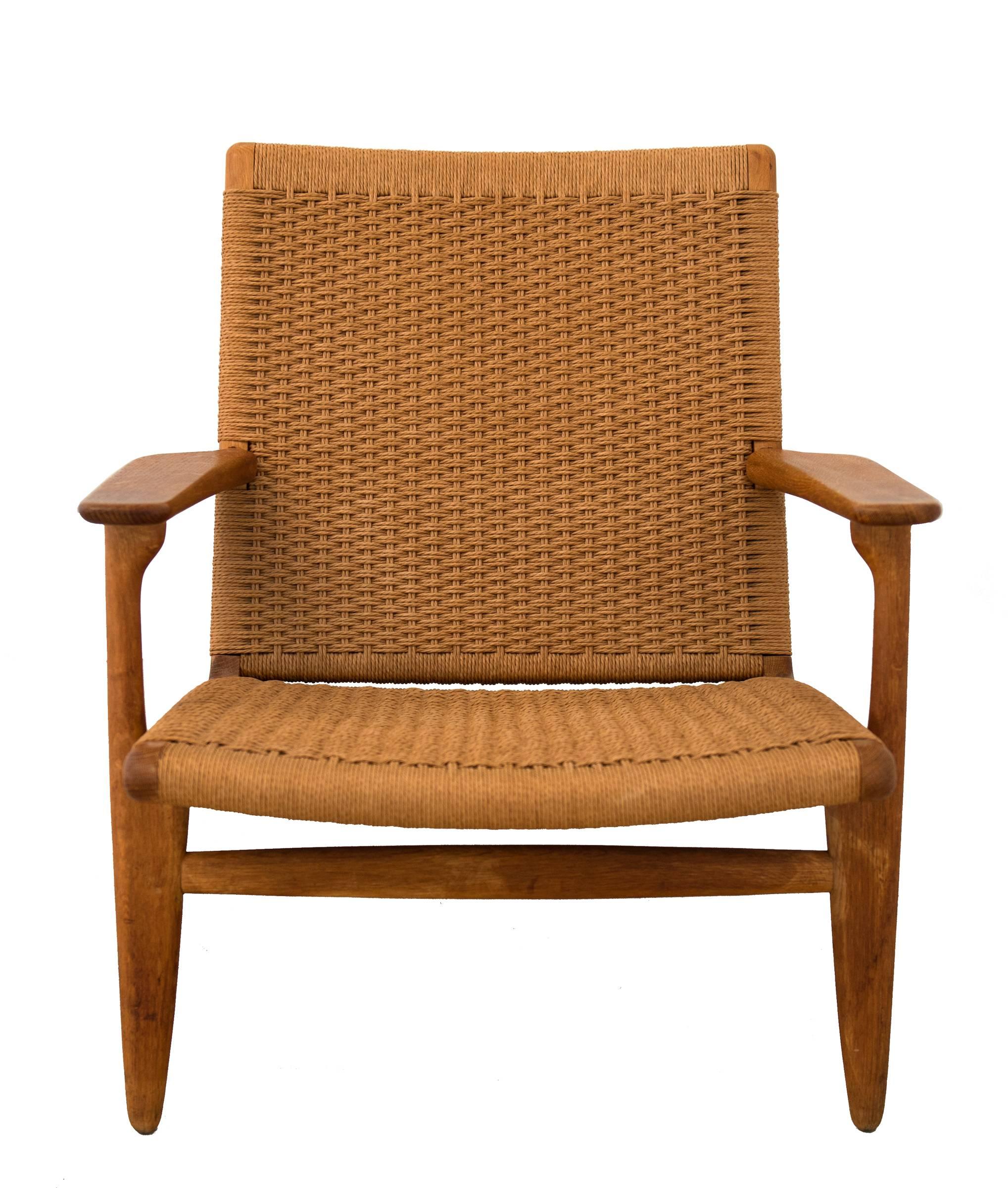 Hans Wegner CH25 chair. Excellent, condition with a warm patina. Oak frame.