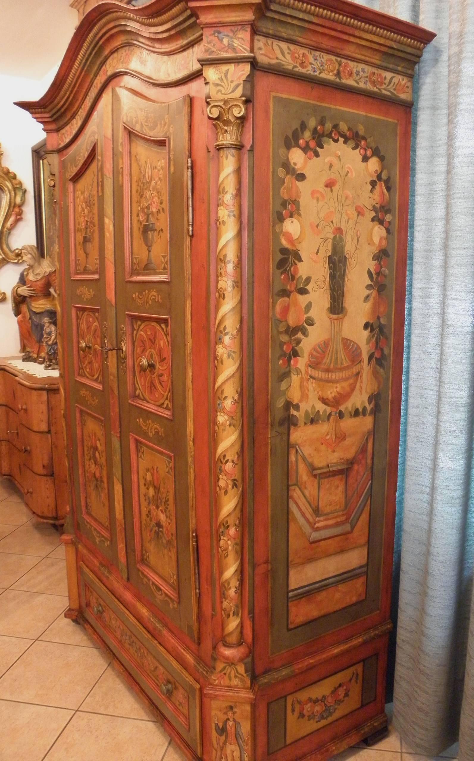 Important painted pinewood armoire, with floral decoration and figures, beautiful sides painted with flowers and fruit symbolizing abundance and prosperity,
shaped top, green and red colors are the colors of the Puster Valley, it is from, circa