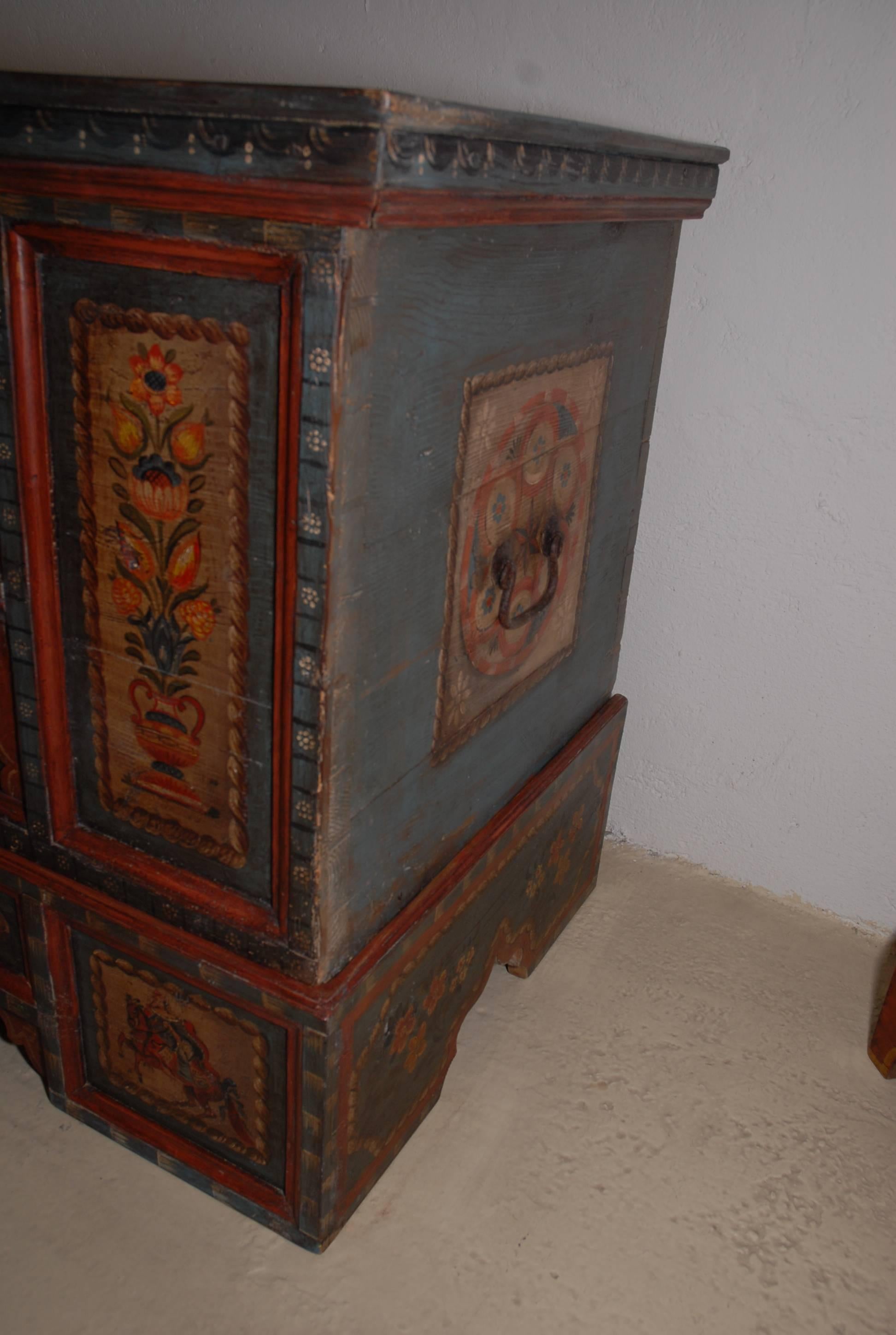 Important painted marriage chest, dated 1780, Puster valley in former Austria, now Italy, with floral and geometric paintings on sides, top and frontal part, on bracket feet, beautiful original lock, inside it has two drawers and a little storage